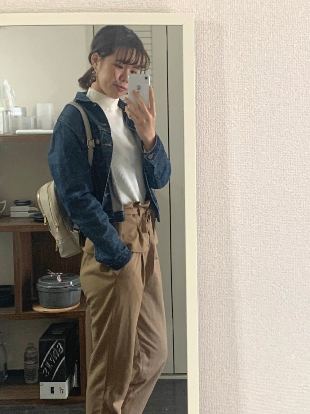 「春コーデ、デニムジャケット、ブラウン、休日スタイル、リュック、バックパック、UNIQLO、大人カジュアル、オトナカジュアル、ROSE BUD」｜「recaのプチハイネックべーシックニット（ニット/セーター、ホワイト系）」を使った、suzuさん（レディース・166cm）の春コーディネートの1枚目の写真