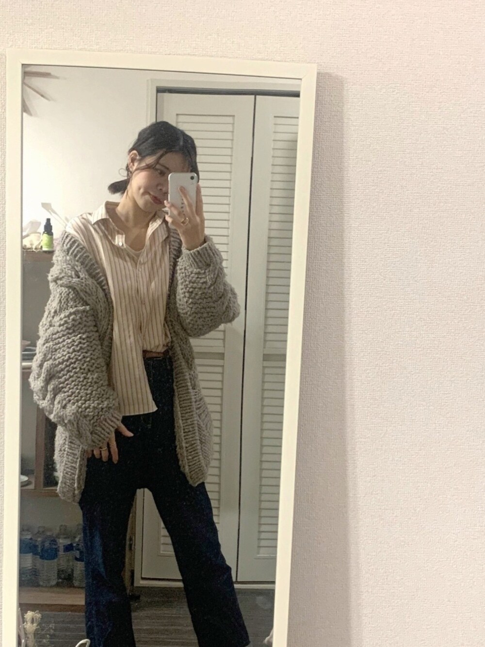 「TODAYFUL、SHIPS、カーディガン、ニット、シャツスタイル、シャツ、デニムパンツ、カジュアル、オトナカジュアル、カジュアルコーデ」｜「SHIPSのビッグシャツ◇（シャツ/ブラウス、ベージュ系）」を使った、suzuさん（レディース・166cm）の秋コーディネートの1枚目の写真