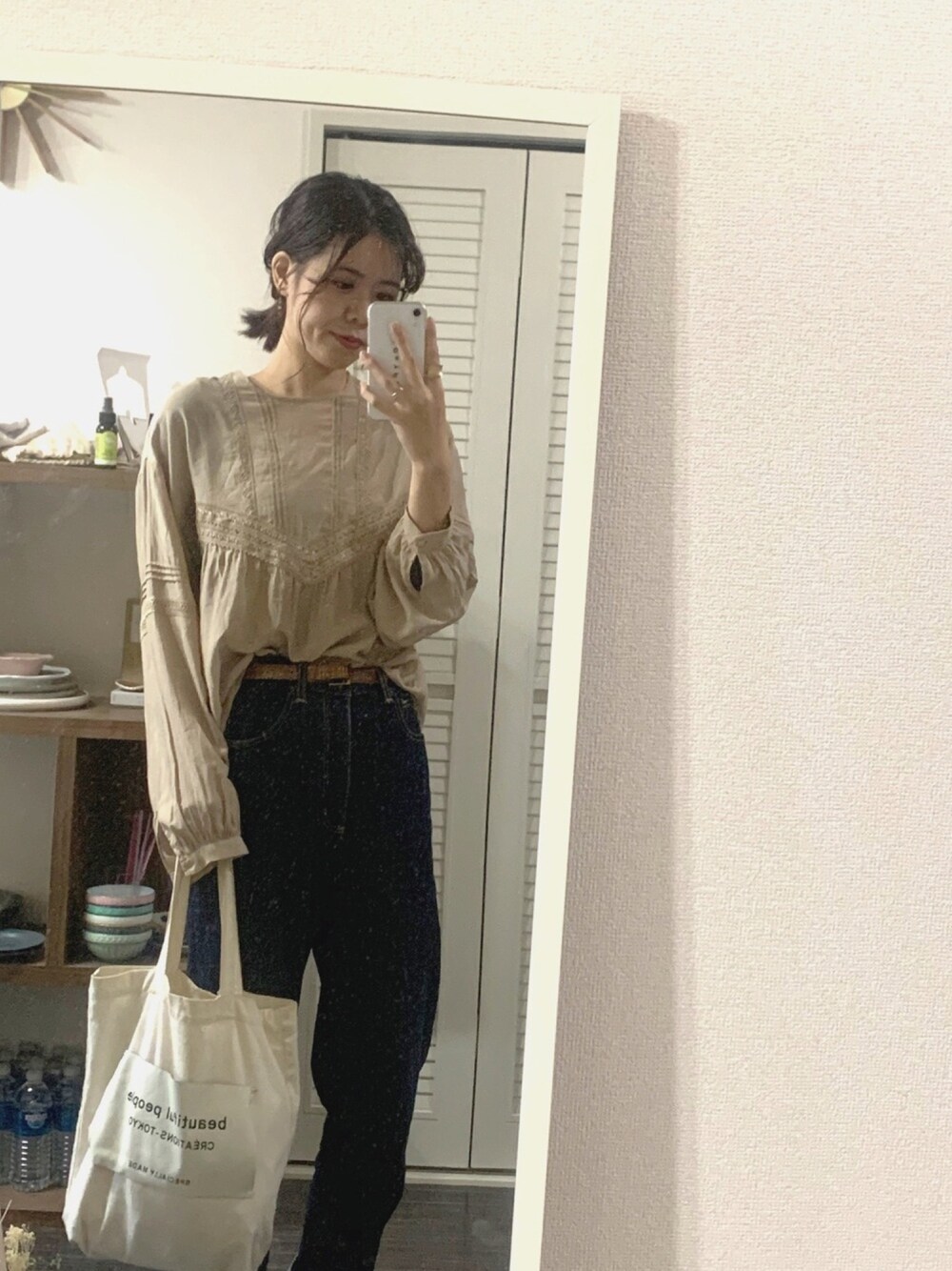 「Ungrid、GU、パンツスタイル、デニムパンツ、ブラウス、ベージュ、ベージュコーデ、トートバッグ、きれいめカジュアル、オトナカジュアル」｜「Ungridのヴィンテージサテンレースブラウス（シャツ/ブラウス、ベージュ系）」を使った、suzuさん（レディース・166cm）の秋コーディネートの1枚目の写真