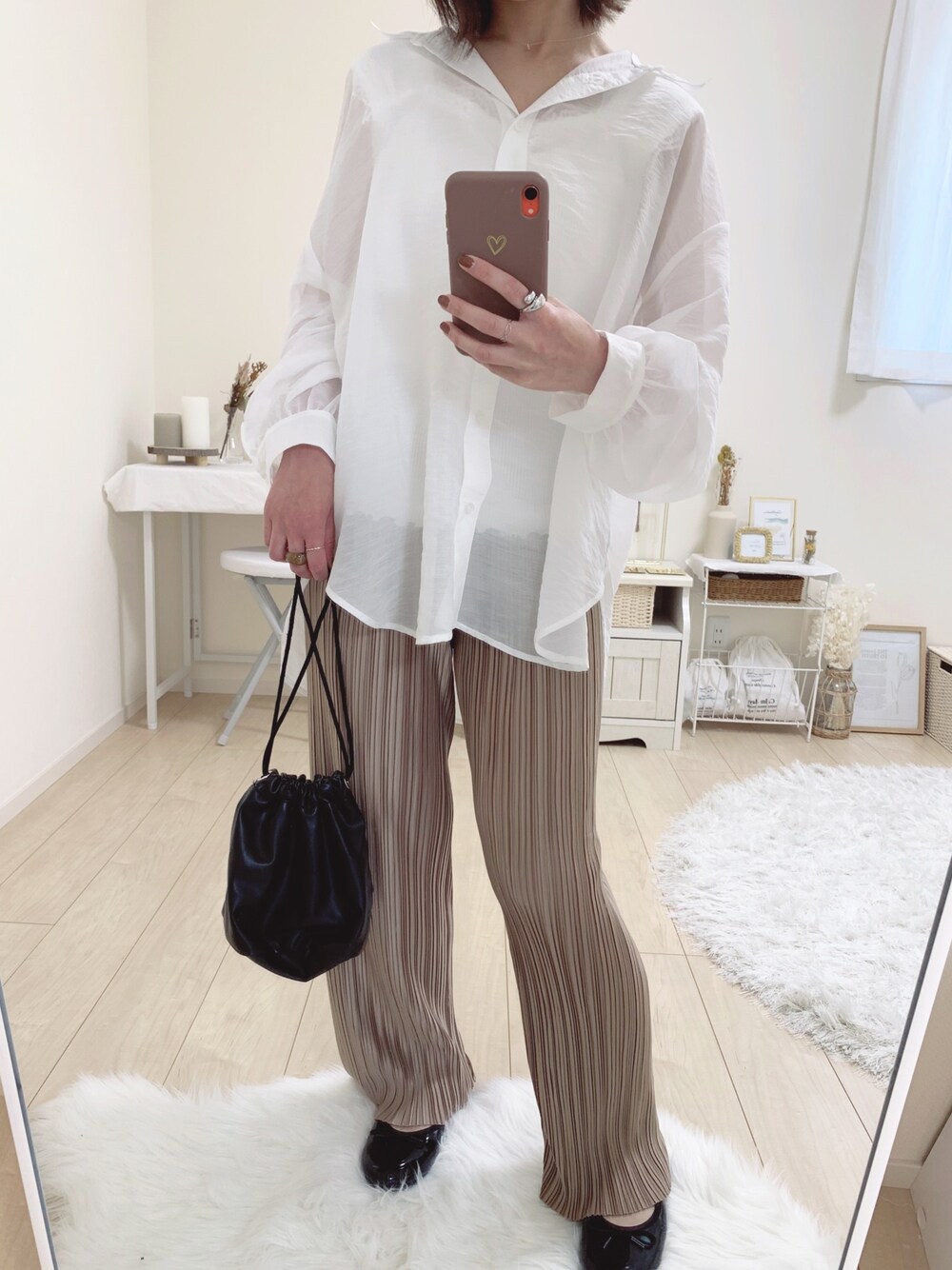「オトナカジュアル、パンツコーデ、プリーツパンツ、シアーシャツ、巾着バッグ、シャツスタイル、バレエシューズ、プチプラ、休日スタイル、ラフ」｜「Honeysのシアーシャツ（シャツ/ブラウス、ホワイト系）」を使った、うしさん（レディース・150cm）の春コーディネートの1枚目の写真