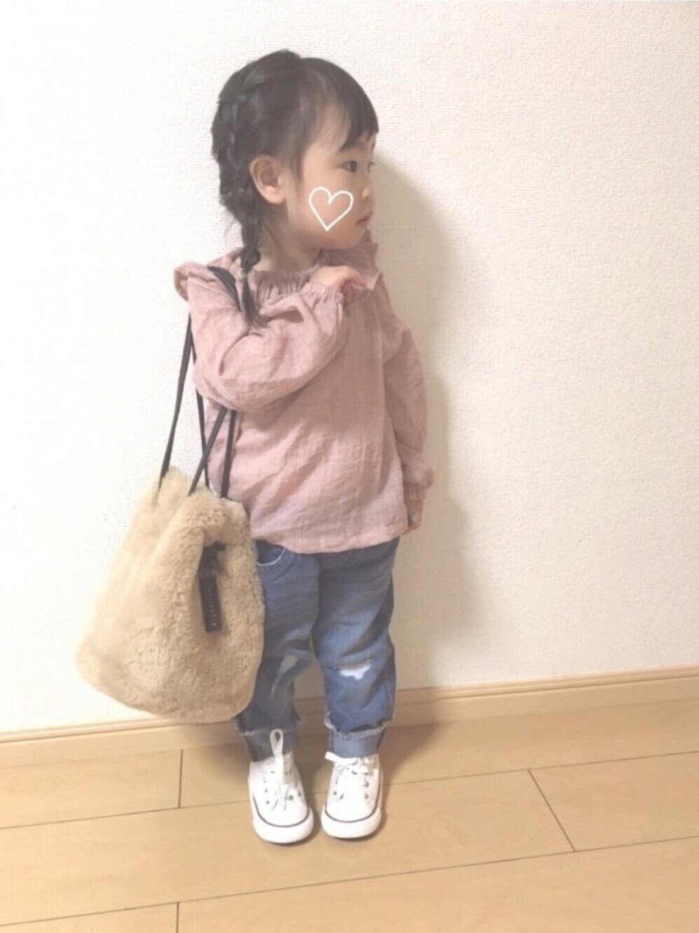 「バレンタイン、デニム、ブラウス、2歳、コンバース、おんなのこ、キッズコーデ、韓国子供服」｜「韓国子ども服♡のアイテム（シャツ/ブラウス、ピンク系）」を使った、api *✲ﾟ*｡さん（キッズ・80cm）の冬コーディネートの1枚目の写真