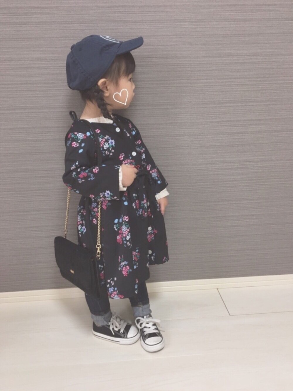 「キッズファッション、春コーデ、コンバース、2歳、花柄、スキニーデニム、プティマイン、キャップ」｜「petit mainの花柄ワンピース（ワンピース、ブラック系）」を使った、api *✲ﾟ*｡さん（キッズ・80cm）の春コーディネートの1枚目の写真
