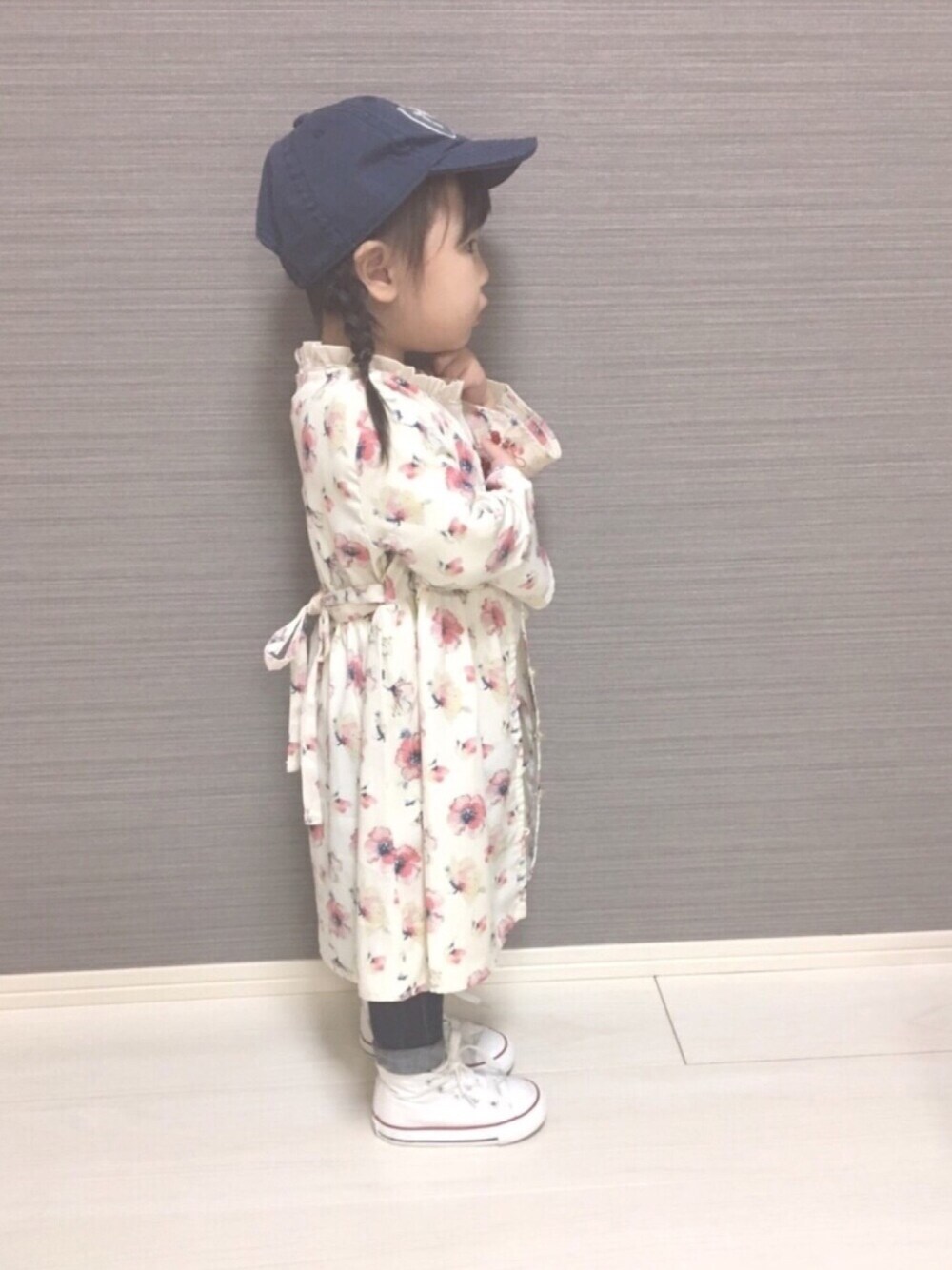 「春コーデ、ワンピース、kids、ピンク、2歳、おんなのこ、コンバース、アプレレクール、花柄、いちゅくんお誕生日おめでとう」｜「apres les coursの花柄シャツワンピース（ワンピース、ホワイト系）」を使った、api *✲ﾟ*｡さん（キッズ・80cm）の春コーディネートの1枚目の写真