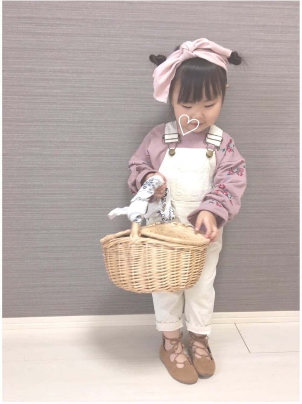 「はるコーデ、ピンク、ホワイト、キッズコーデ、おんなのこ、2歳、サロペット、レースアップシューズ」｜「韓国子供服☺︎のアイテム（スウェット、ピンク系）」を使った、api *✲ﾟ*｡さん（キッズ・80cm）の春コーディネートの1枚目の写真