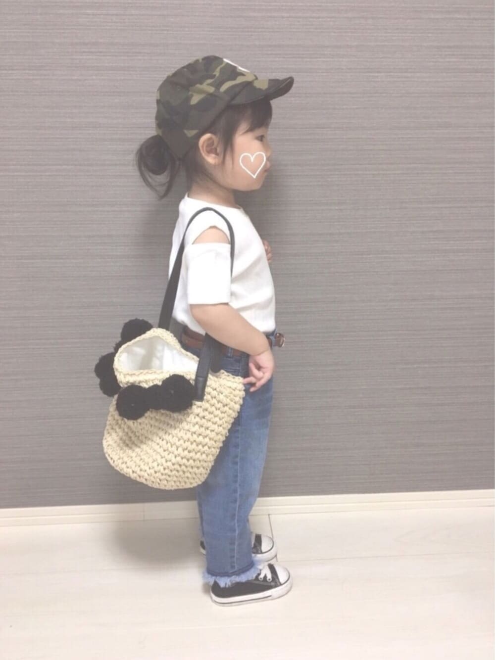 「休日スタイル、kids、おんなのこ、デニムパンツ、2歳、プティマイン、シンプルコーデ、コンバース、キャップ、カモフラ」｜「petit mainの肩スリット入りリブ半袖Tシャツ（Tシャツ/カットソー、ホワイト系）」を使った、api *✲ﾟ*｡さん（キッズ・80cm）の春コーディネートの1枚目の写真