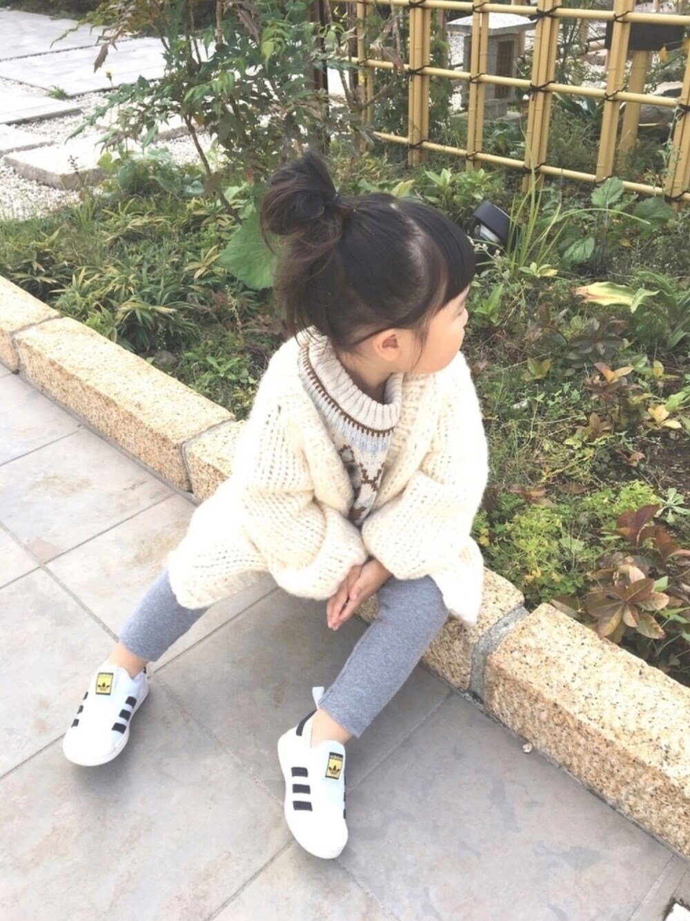 「キッズファッション、カジュアルコーデ、シンプル、女の子、ニットカーディガン、ザラ、リブレギンス、おしゃれさんと繋がりたい」｜「SEVENDAYS=SUNDAYのジャガードニットプルオーバー（ニット/セーター、ホワイト系）」を使った、api *✲ﾟ*｡さん（キッズ・90cm）の冬コーディネートの1枚目の写真