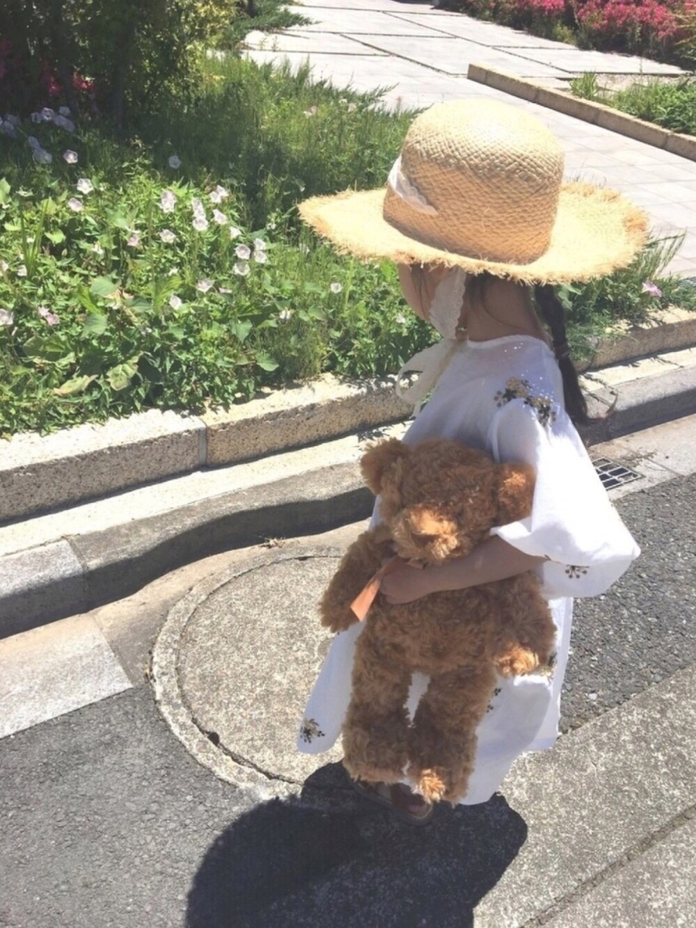 「おしゃれさんと繋がりたい、花柄、女の子コーデ、ゆるコーデ、休日コーデ、キッズコーデ、ワンピース、韓国ファッション、むぎわら帽子、レトロ」｜「韓国のアイテム（ワンピース、イエロー系）」を使った、api *✲ﾟ*｡さん（キッズ・90cm）の春コーディネートの1枚目の写真