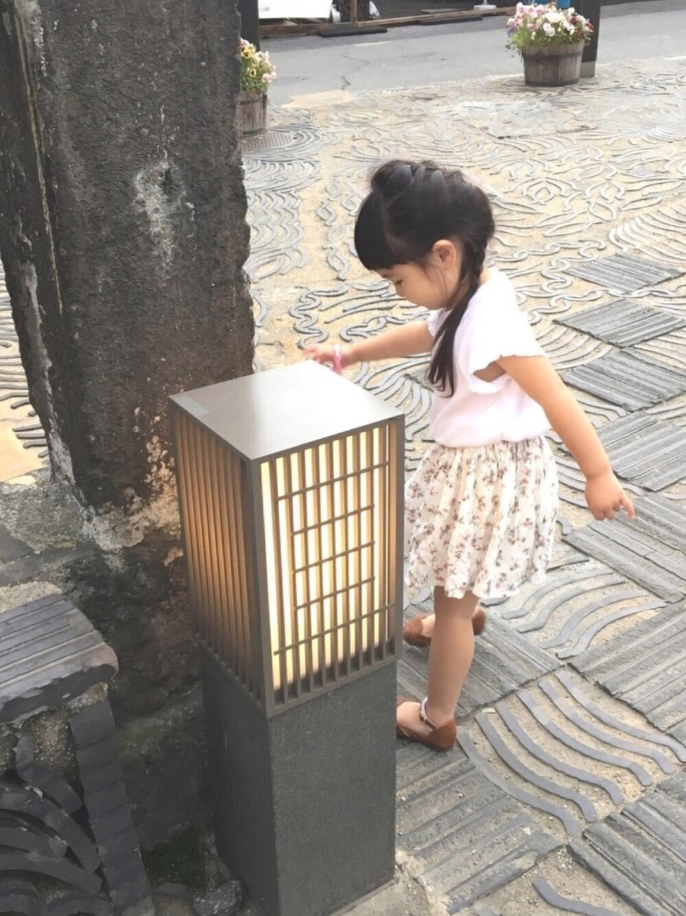 「キッズコーデ、女の子コーデ、3歳、おしゃれさんと繋がりたい、ゆるコーデ、韓国子供服、夏コーデ、休日コーデ」｜「韓国のアイテム（パンツ、ホワイト系）」を使った、api *✲ﾟ*｡さん（キッズ・90cm）の夏コーディネートの1枚目の写真