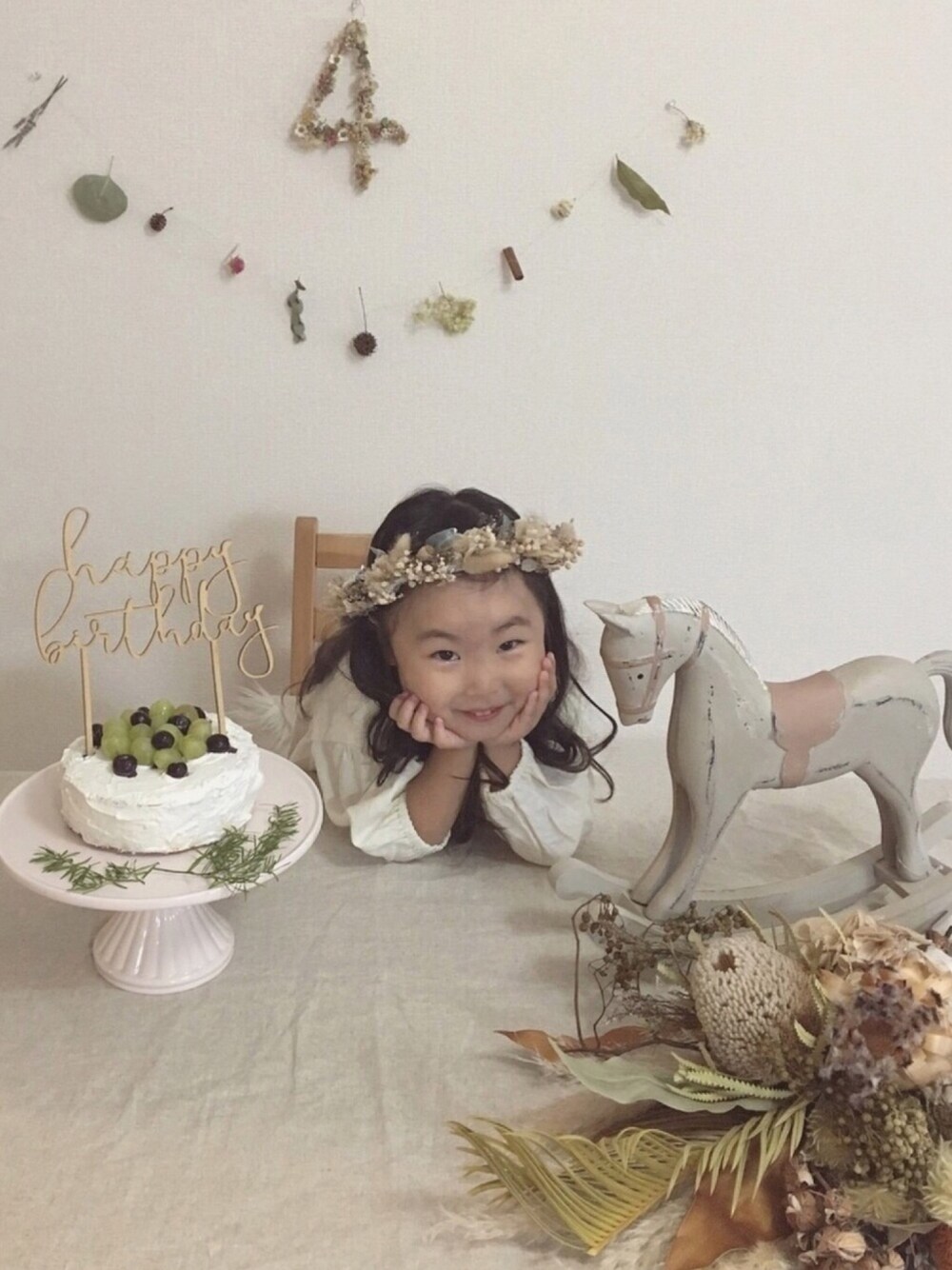 「女の子コーデ、4歳、4歳女の子、誕生日」｜「花かんむり♡のアイテム（その他ヘアアクセサリー、ベージュ系）」を使った、api *✲ﾟ*｡さん（キッズ・100cm）の秋コーディネートの1枚目の写真