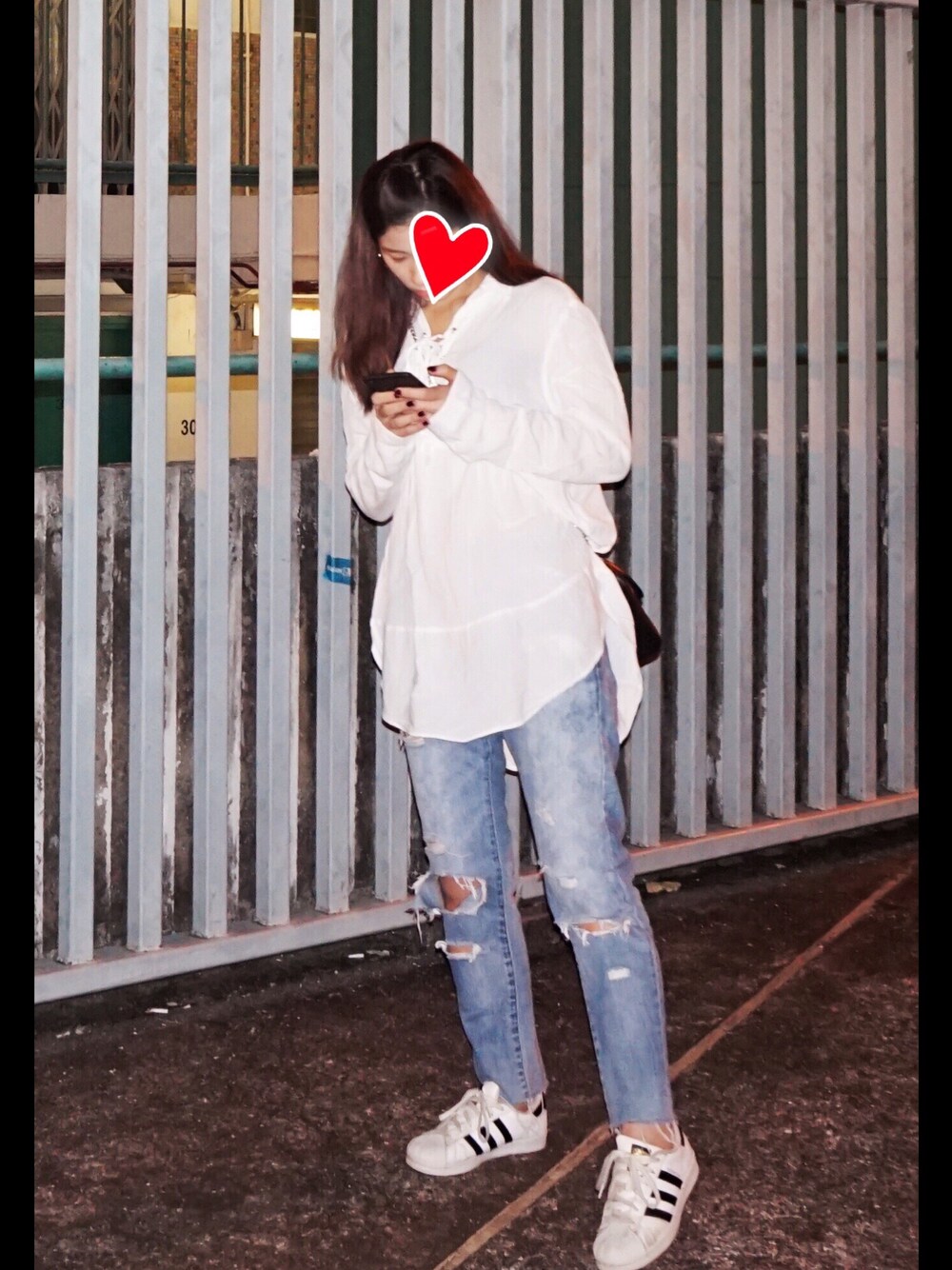 「秋服、小性感、約會逛街、平價穿搭、孩子氣、adidas、牛仔褲、襯衫、玩耍穿搭、方便」｜「cotton onのアイテム（シャツ/ブラウス、ホワイト系）」を使った、GretaYauさん（レディース・168cm）の秋コーディネートの1枚目の写真