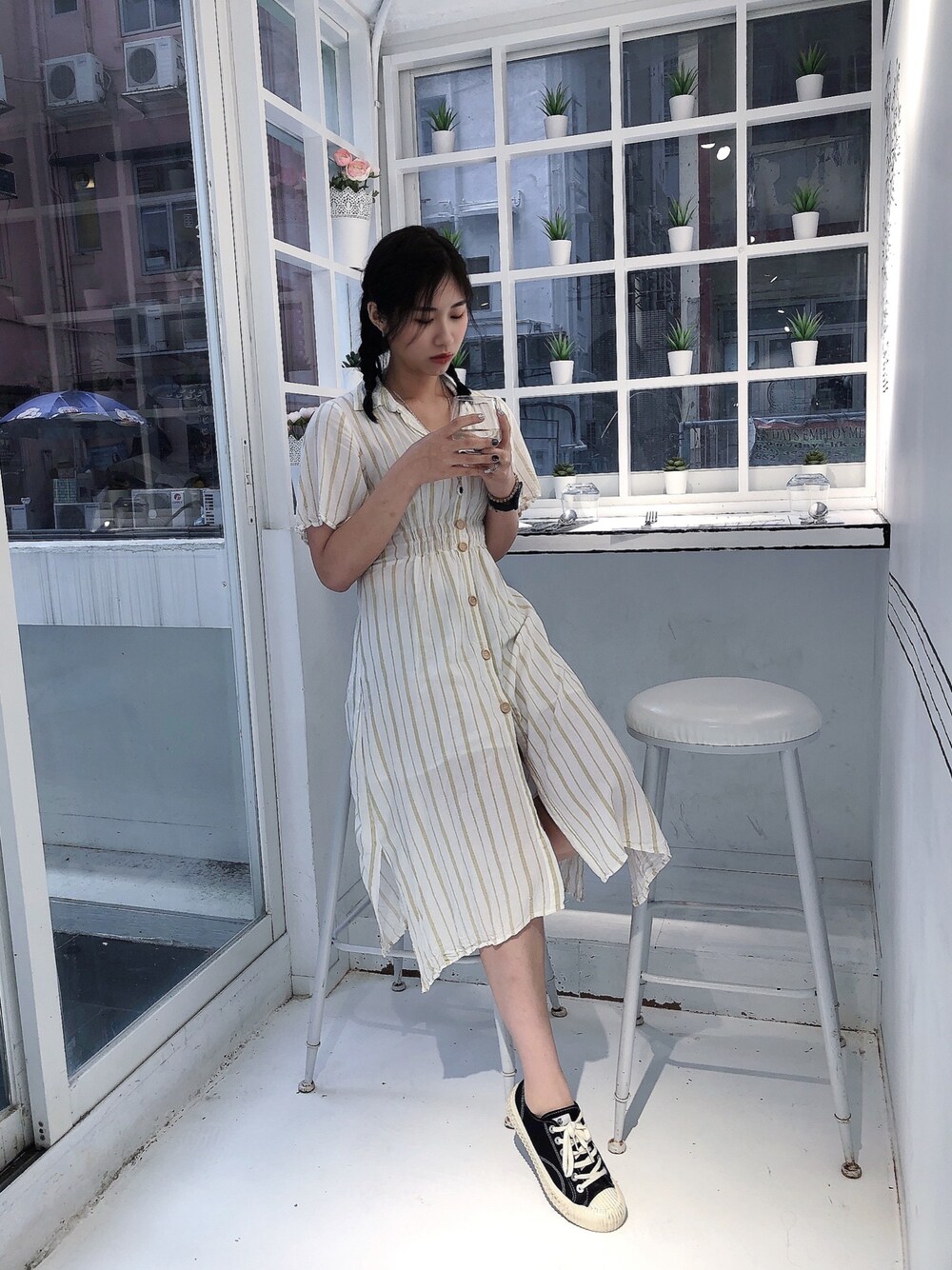 「夏、ootd、洋裝、女人味、girly、dresscode、Cute、休閒」｜「ZARAのアイテム（シャツワンピース、ホワイト系）」を使った、GretaYauさん（レディース・168cm）の夏コーディネートの1枚目の写真