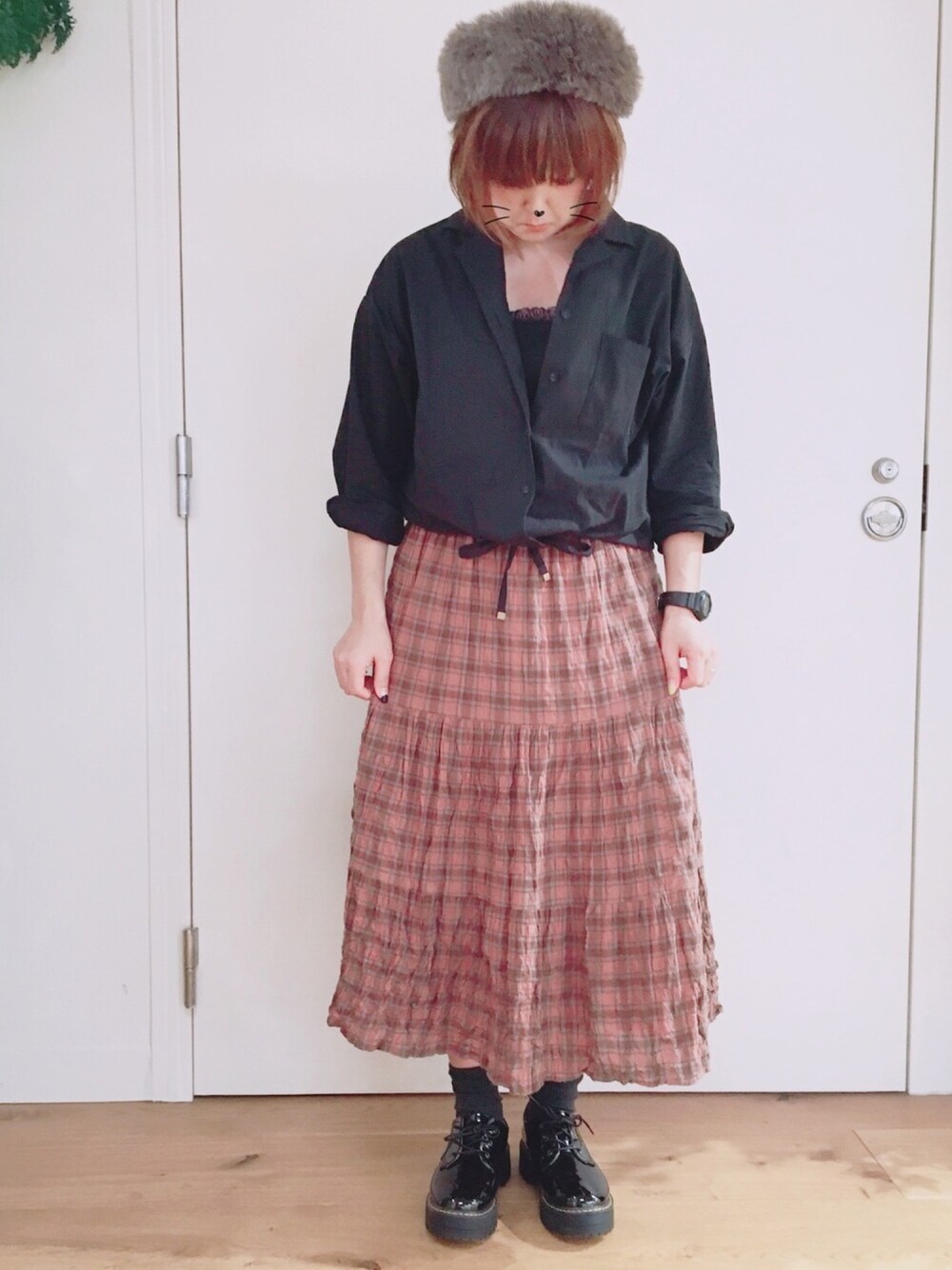 ブラウン系のスカート、ブラック系のシャツ/ブラウス、ブラック系のその他シューズを着用したレディースの秋コーディネートの1枚目の写真