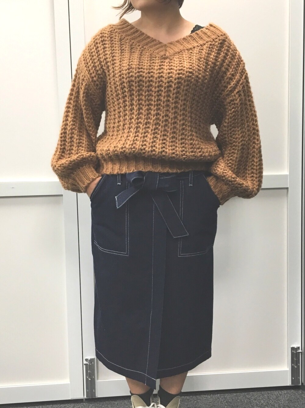 「秋のブラウンスタイル、秋のコーデ、大人コーデ、スカート、ボリューム袖、オーバーサイズ、スニーカー、OLIVE des OLIVE、converse、カジュアル」｜「CONVERSEのCONVERSE ALL STAR COLORS HI (ﾍﾞｰｼﾞｭ)（スニーカー、ベージュ系）」を使った、かおりさん（レディース・162cm）の秋コーディネートの1枚目の写真