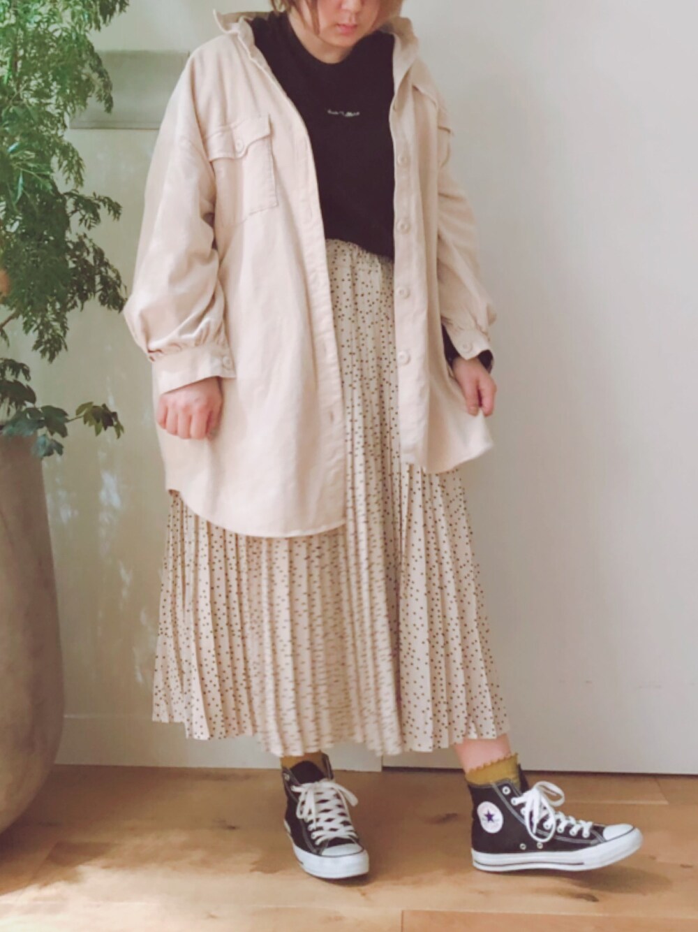 「2018マイベストコーデ、ゆるコーデ、シンプル、ラクチンコーデ、オトナ女子、converse、オリーブ デ オリーブ(OLIVE des OLIVE)、スニーカーコーデ、ベージュ、ワントーンコーデ」｜「OLIVE des OLIVEのアイテム（シャツワンピース、ベージュ系）」を使った、かおりさん（レディース・162cm）の冬コーディネートの1枚目の写真