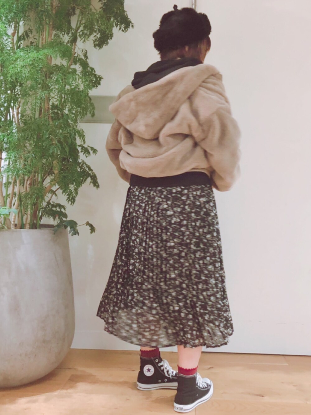 「カジュアルコーデ、オトナカジュアル、黒、2018マイベストコーデ、converse、花柄スカート、ファー、オリーブ デ オリーブ(OLIVE des OLIVE)、ゆるコーデ、今日のコーデ」｜「OLIVE des OLIVEのウエストフリル プリーツスカート（スカート、ベージュ系）」を使った、かおりさん（レディース・162cm）の冬コーディネートの1枚目の写真