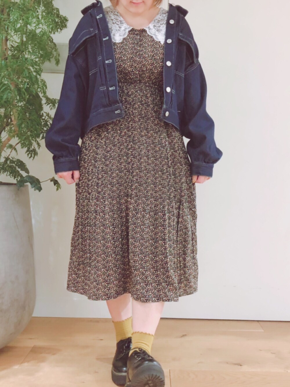 「花柄ワンピース、Gジャン、レース、春物、オリーブ デ オリーブ(OLIVE des OLIVE)、プリーツ、今日のコーデ」｜「OLIVE des OLIVEのレース衿花柄ワンピース（ワンピース、ブラック系）」を使った、かおりさん（レディース・162cm）の冬コーディネートの1枚目の写真