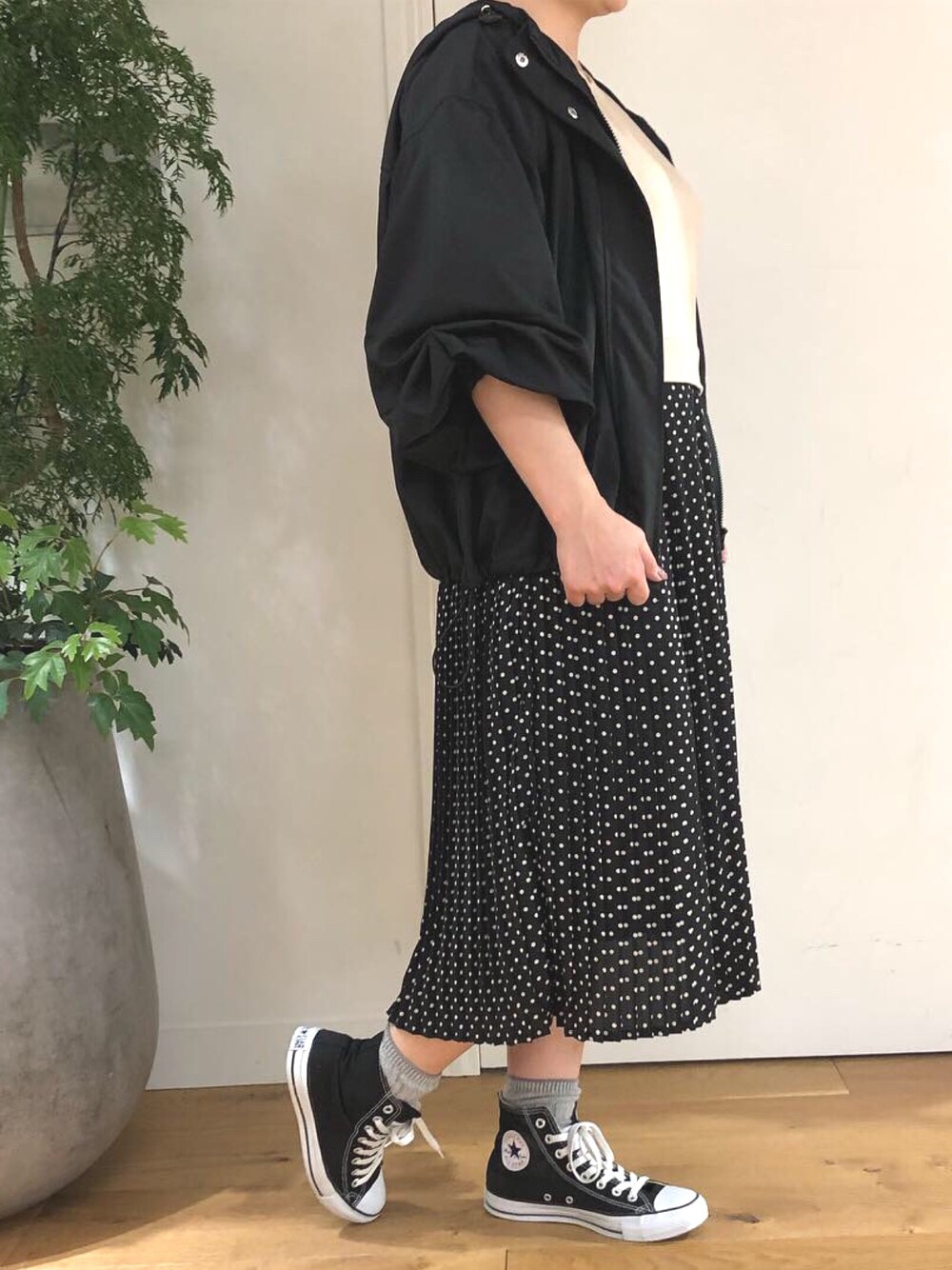 「カジュアルコーデ、マウンテンパーカー、オリーブ デ オリーブ(OLIVE des OLIVE)、スニーカー、converse、シンプル、黒、ゆるコーデ、袖ボリューム、ワンピース」｜「OLIVE des OLIVEのプリーツドッキングワンピ（ワンピース、ベージュ系）」を使った、かおりさん（レディース・162cm）の春コーディネートの1枚目の写真