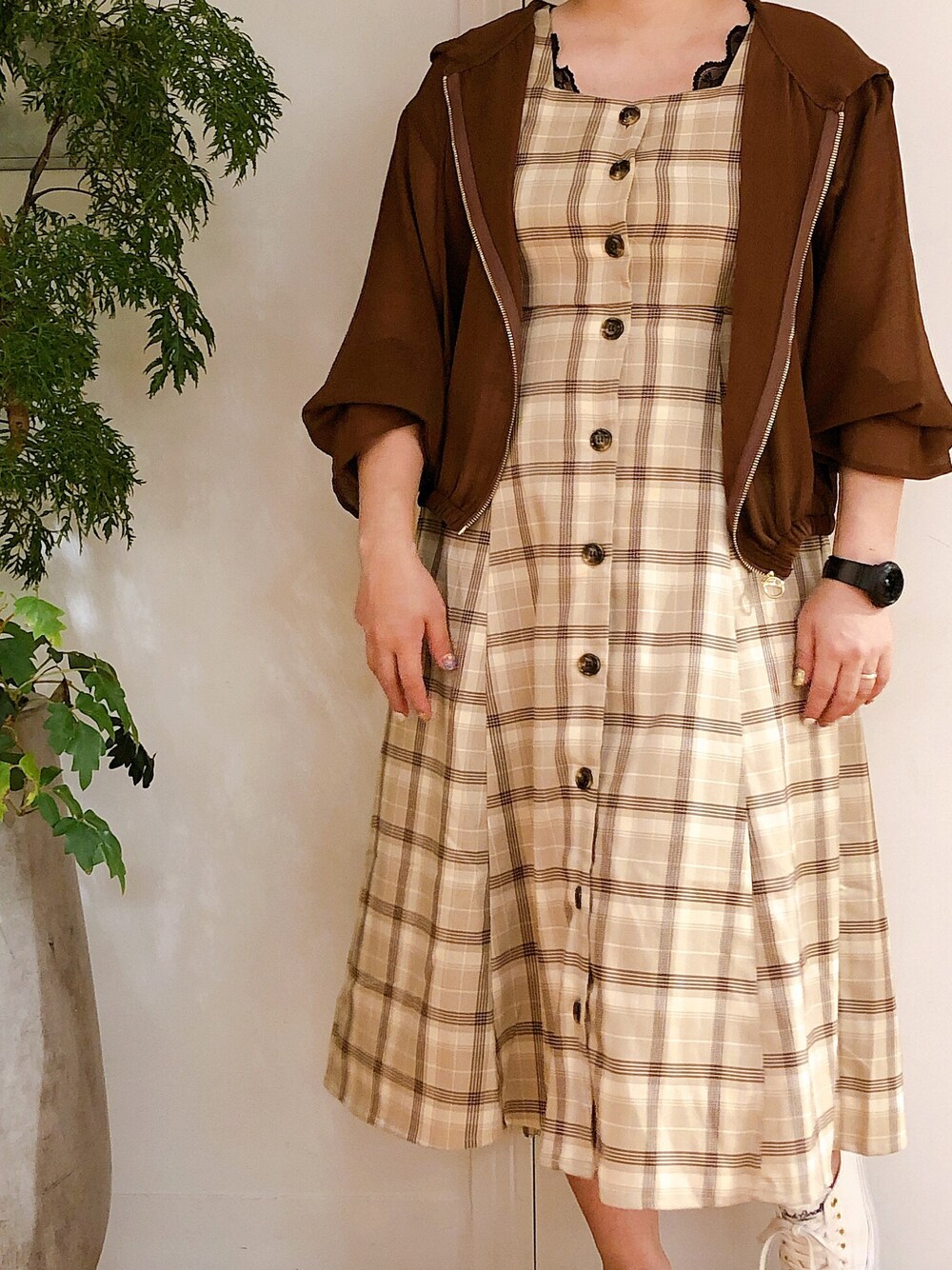 「ジャンスカ、オリーブ デ オリーブ(OLIVE des OLIVE)、オトナ女子、ベージュコーデ、ブラウン、チェック、コンバース、ジャックパーセル、秋物、大人ガーリー」｜「OLIVE des OLIVEのスクエアネックバックリボンジャンスカ（ワンピース、ベージュ系）」を使った、かおりさん（レディース・162cm）の夏コーディネートの1枚目の写真