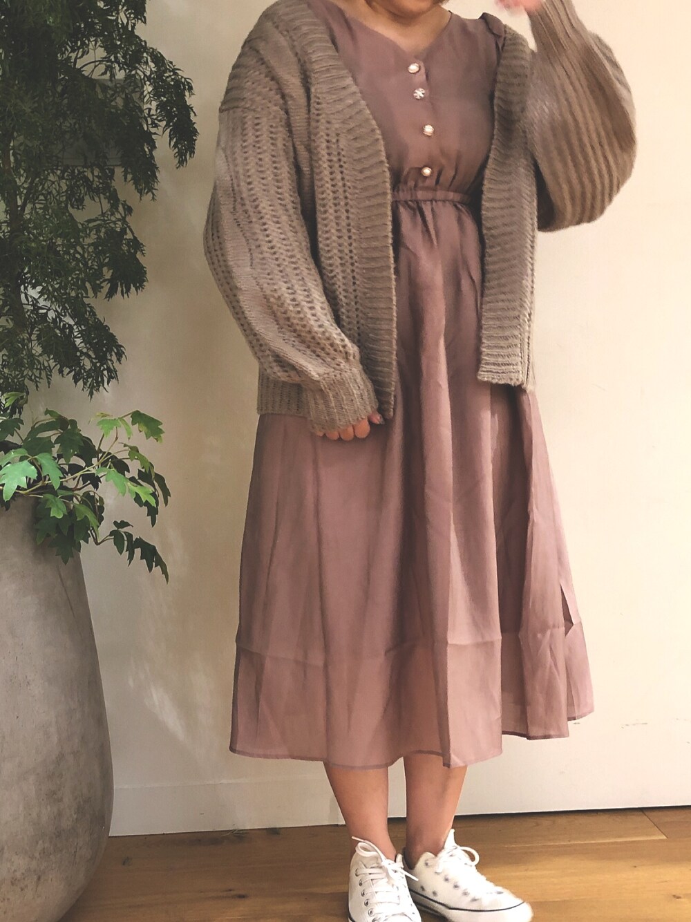 「秋のコーデ、ゆるコーデ、オリーブ デ オリーブ(OLIVE des OLIVE)、converse、大人コーデ、スニーカーコーデ、オトナガーリー、ゆるニット、今日のコーデ、ワンピース」｜「OLIVE des OLIVEのヴィンテージビジューボタンワンピース（ワンピース、ピンク系）」を使った、かおりさん（レディース・162cm）の秋コーディネートの1枚目の写真