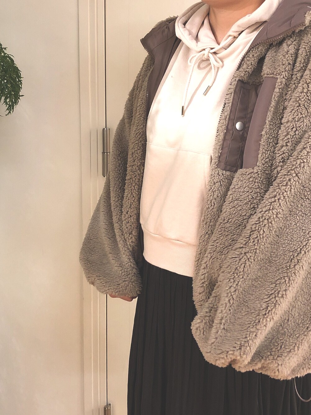 「秋のコーデ、オリーブ デ オリーブ(OLIVE des OLIVE)、ブラウンコーデ、パーカー、カジュアルコーデ、オトナカジュアル、ラクチンコーデ、ボリューム袖、ボア、リバーシブル」｜「OLIVE des OLIVEのシャイニーリバーシブルスカート（スカート、ブラック系）」を使った、かおりさん（レディース・162cm）の秋コーディネートの1枚目の写真