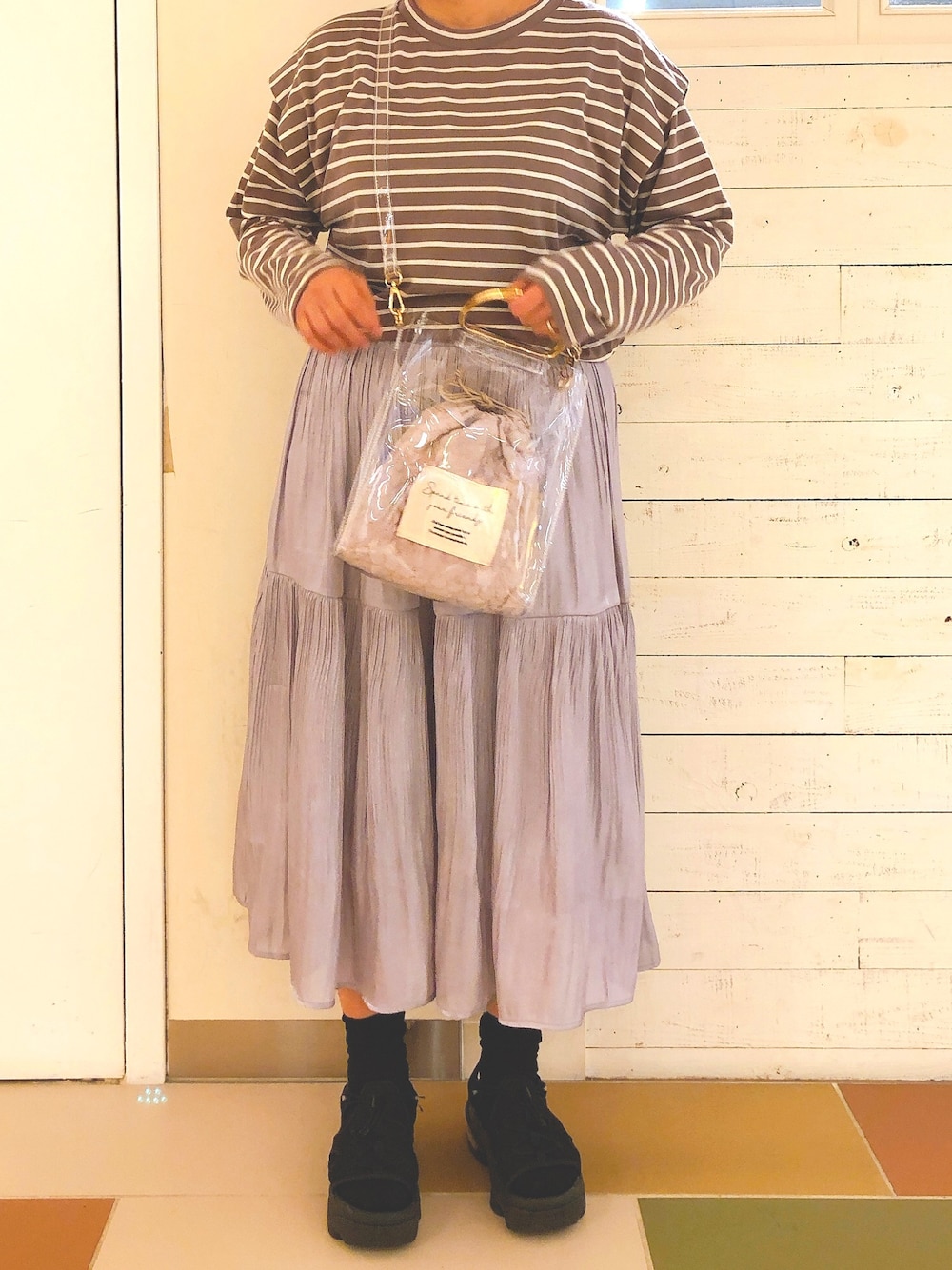「大人カジュアル、カジュアル、ラクチンコーデ、オリーブ デ オリーブ(OLIVE des OLIVE)、秋、秋コーデ、クリアバッグ、秋服、ボーダー、いいね、save、フォローお願いします🤑」｜「OLIVE des OLIVEのプリーツティアードスカート（スカート、グレー系）」を使った、かおりさん（レディース・162cm）の秋コーディネートの1枚目の写真