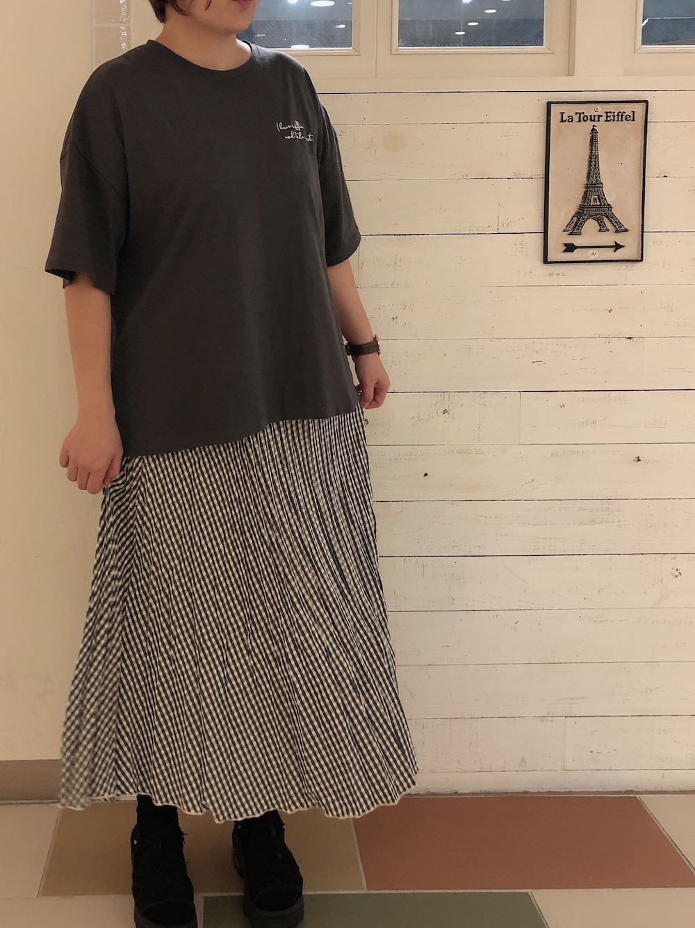 「ゆるコーデ、オトナカジュアル、オリーブ デ オリーブ(OLIVE des OLIVE)、大人女子、ワントーンコーデ、モノトーン、楽チンコーデ、秋のコーデ、Tシャツ、NIKE」｜「OLIVE des OLIVEの【WEB限定】親子プリーツスカート（スカート、その他）」を使った、かおりさん（レディース・162cm）の秋コーディネートの1枚目の写真