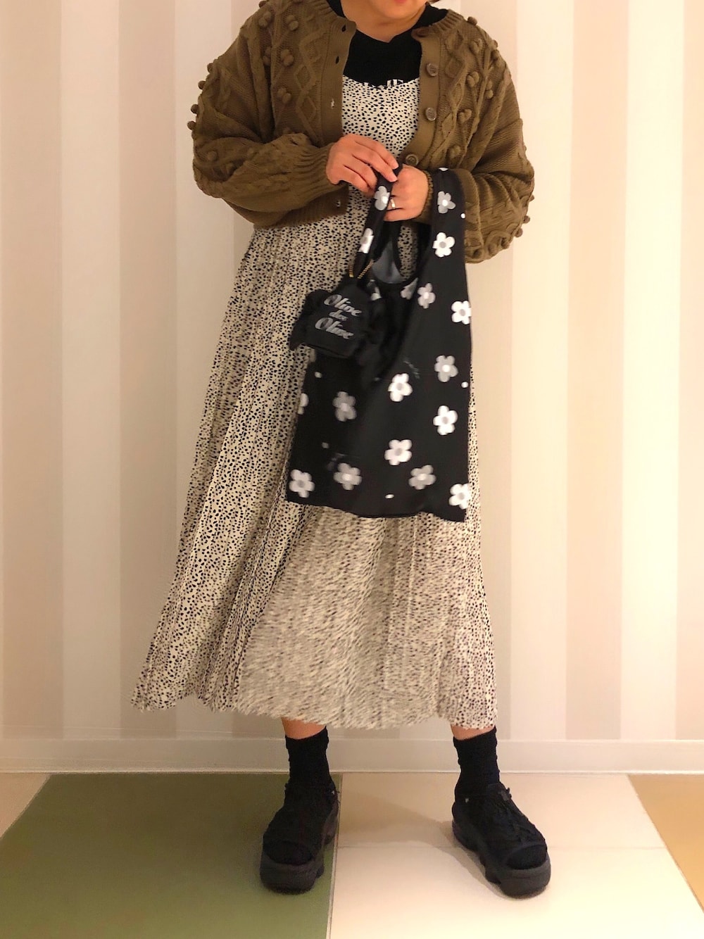 「秋コーデ、ニット、オトナガーリー、オリーブ デ オリーブ(OLIVE des OLIVE)、ブラウン、ダルメシアン柄、キャミワンピ、ワンピース、NIKE、きれいめカジュアル」｜「OLIVE des OLIVEの柄が尊いキャミワンピ（ワンピース、ホワイト系）」を使った、かおりさん（レディース・162cm）の秋コーディネートの1枚目の写真