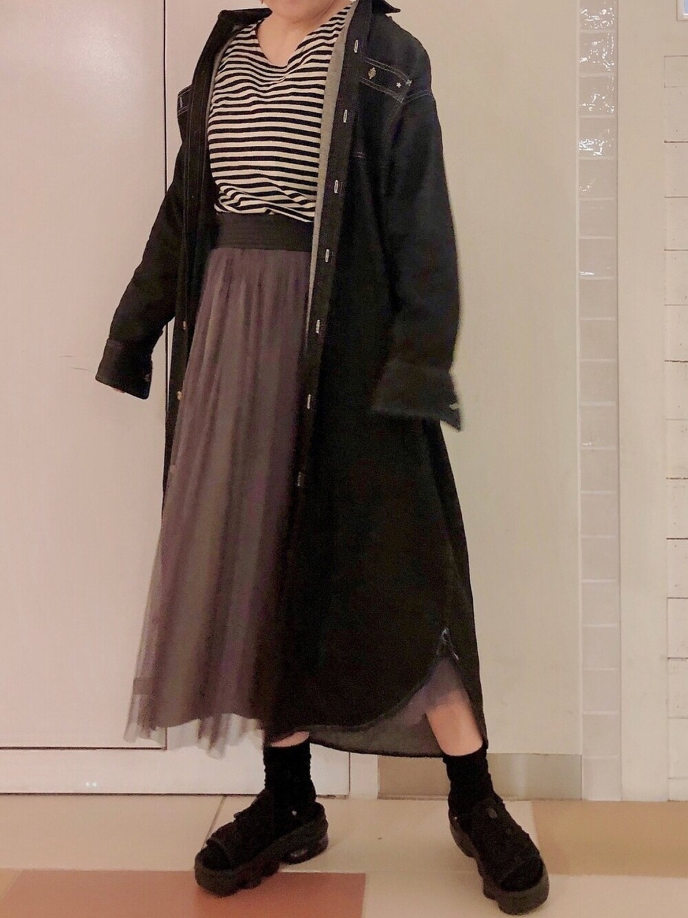 「大人カジュアル、ラクチンコーデ、オリーブ デ オリーブ(OLIVE des OLIVE)、CONVERSE TOKYO、NIKE、シャツワンピ、大人女子、デニム、カジュアルコーデ、星柄」｜「CONVERSE TOKYOのデニムシャツワンピース（ワンピース、ブラック系）」を使った、かおりさん（レディース・162cm）の秋コーディネートの1枚目の写真