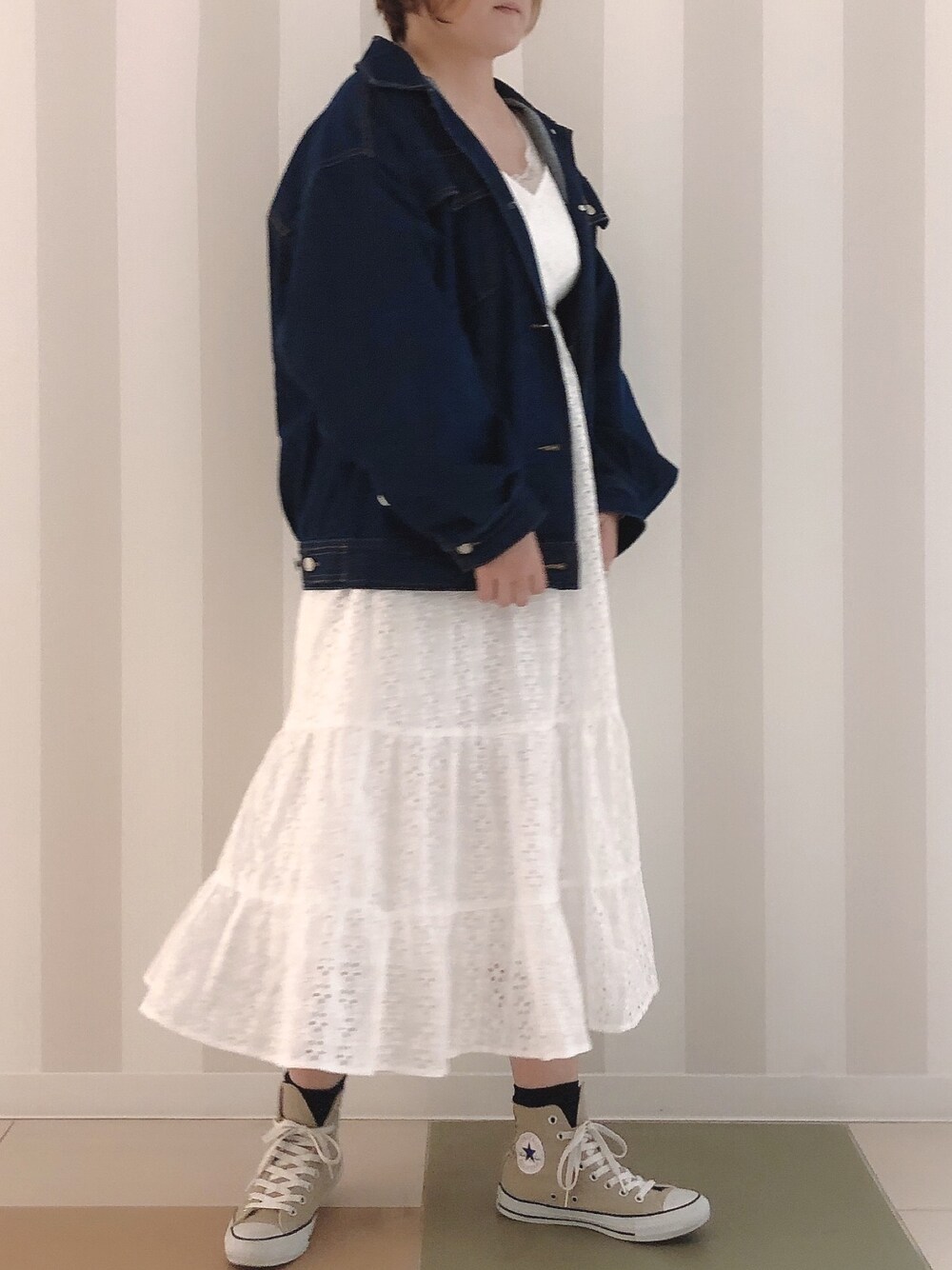 「カジュアルコーデ、ワンピース、Gジャン、春アウター、春夏コーデ、converse、オリーブ デ オリーブ(OLIVE des OLIVE)、ワンピース×スニーカー、おしゃれさんと繋がりたい、アウター」｜「OLIVE des OLIVEの【WEB限定カラー有】綿レースティアードワンピース（ワンピース、ホワイト系）」を使った、かおりさん（レディース・162cm）の春コーディネートの1枚目の写真