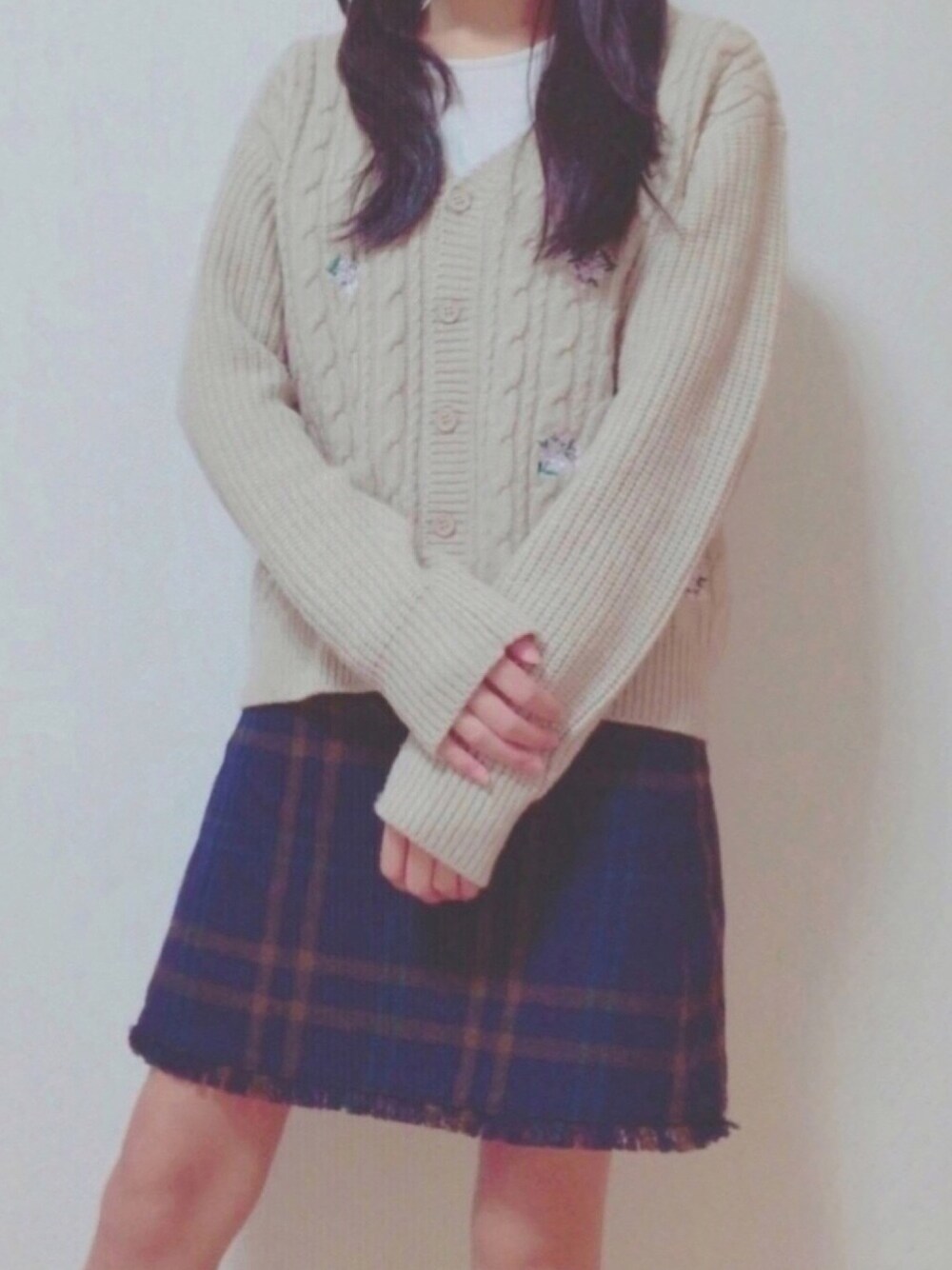 ベージュ系のカーディガン/ボレロ、ブルー系のスカートを着用したレディースの秋コーディネートの1枚目の写真