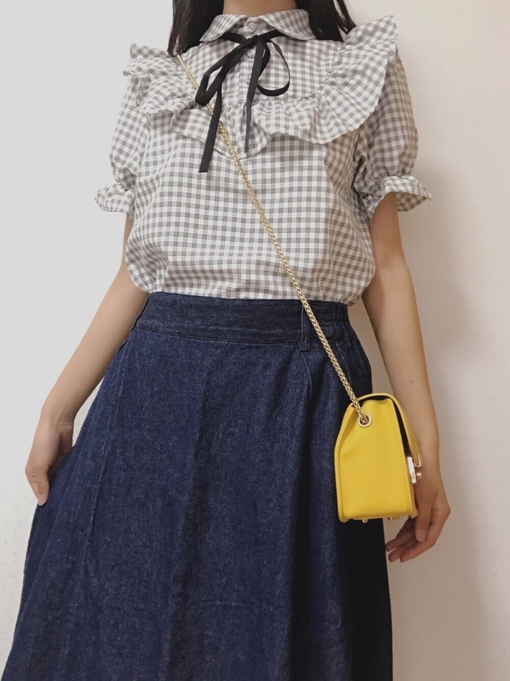 ブルー系のスカート、イエロー系のショルダーバッグ、その他のシャツ/ブラウスを着用したレディースの夏コーディネートの1枚目の写真