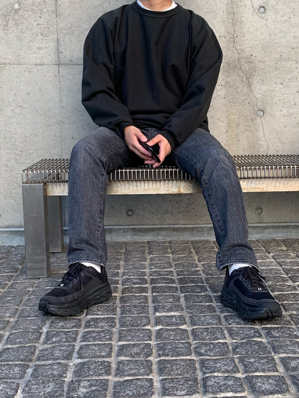 「休日コーデ、ラフ、ootd、スウェット、黒、ブラック、ブラックコーデ、シンプル、シンプルコーデ、AURALEE」｜「AURALEEの＜AURALEE（オーラリー）＞ スウェット ビッグ プルオーバー■■■（スウェット、ブラック系）」を使った、daiさん（メンズ・172cm）の冬コーディネートの1枚目の写真