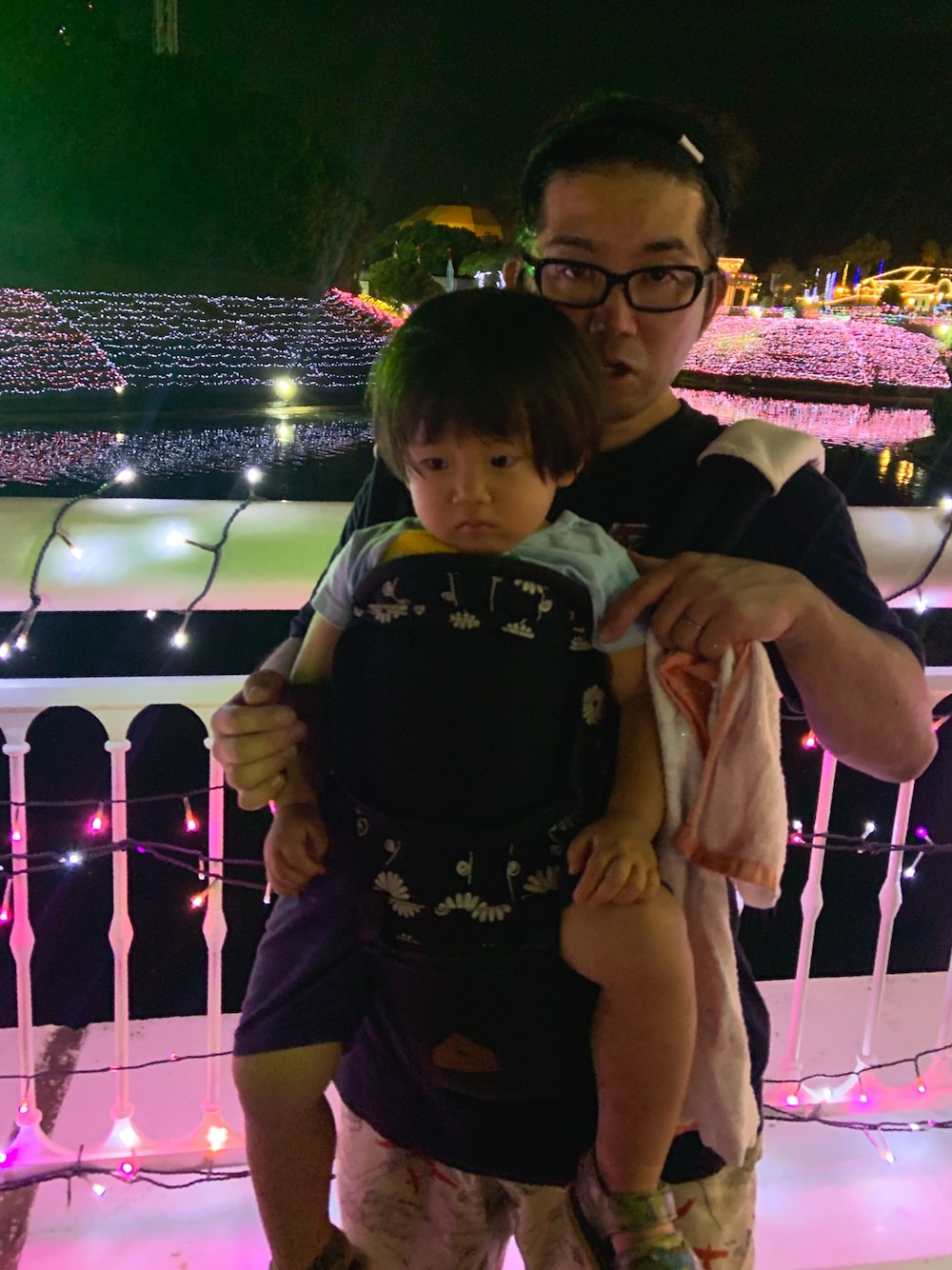 「DJ、レオマワールド、花火、黒縁メガネ、ラブアンドピース2019、抱っこひもスタイル、嫁はライブに行ってます」｜「sunistaの【sunista/サニスタ】THIN / COOL MAX HAIR BAND /MADE IN JAPAN（ヘアバンド、ブラック系）」を使った、DJKAMANO🎧さん（メンズ・164cm）の秋コーディネートの1枚目の写真