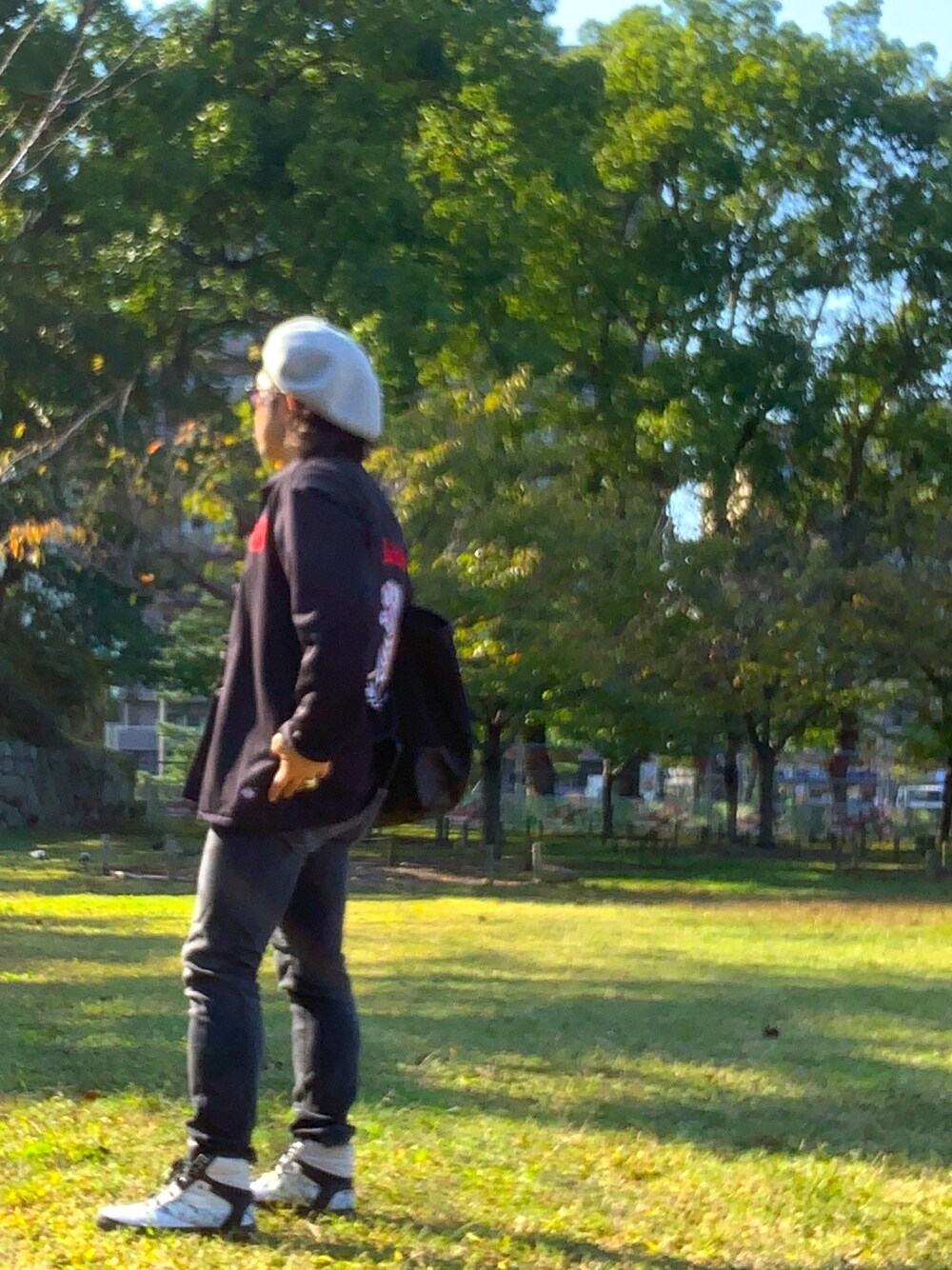 「ベレー帽、DJ、公園、チャイナジャケット、サングラス」｜「GDCのCA4LAxGDC WOOL BERRET（ハンチング/ベレー帽、グレー系）」を使った、DJKAMANO🎧さん（メンズ・164cm）の秋コーディネートの1枚目の写真