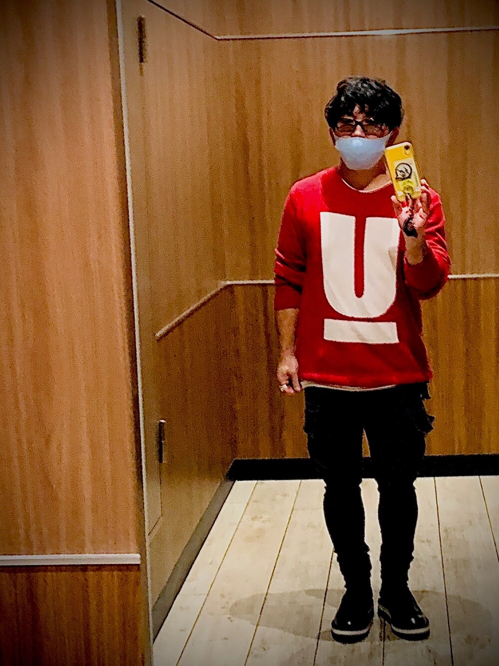 「ブーツ、レザーLOVEスナップ、秋コーデ、赤いニット、カーゴパンツ、Uロゴ、DJ、編み上げブーツ、サングラス、自撮りへたくそ」｜「UNDERCOVERのアイテム（ニット/セーター、レッド系）」を使った、DJKAMANO🎧さん（メンズ・164cm）の秋コーディネートの1枚目の写真