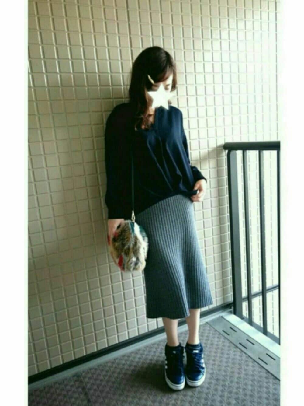 「プチプラ、しまむら、春コーデ、大人カジュアル、シンプル、ニットスカート、スニーカー、アディダス、テロシャツ、ヌキ襟」｜「no brandのアイテム（スカート、グレー系）」を使った、piyoさん（レディース・159cm）の冬コーディネートの1枚目の写真