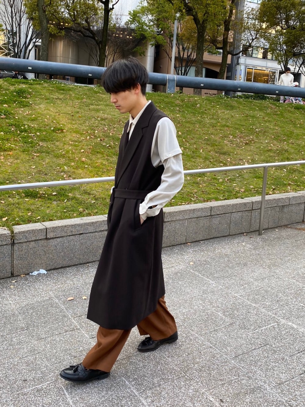 ベージュ系のシャツ/ブラウス、ブラウン系のスラックス、ブラウン系のトレンチコートを着用したメンズの春コーディネートの1枚目の写真