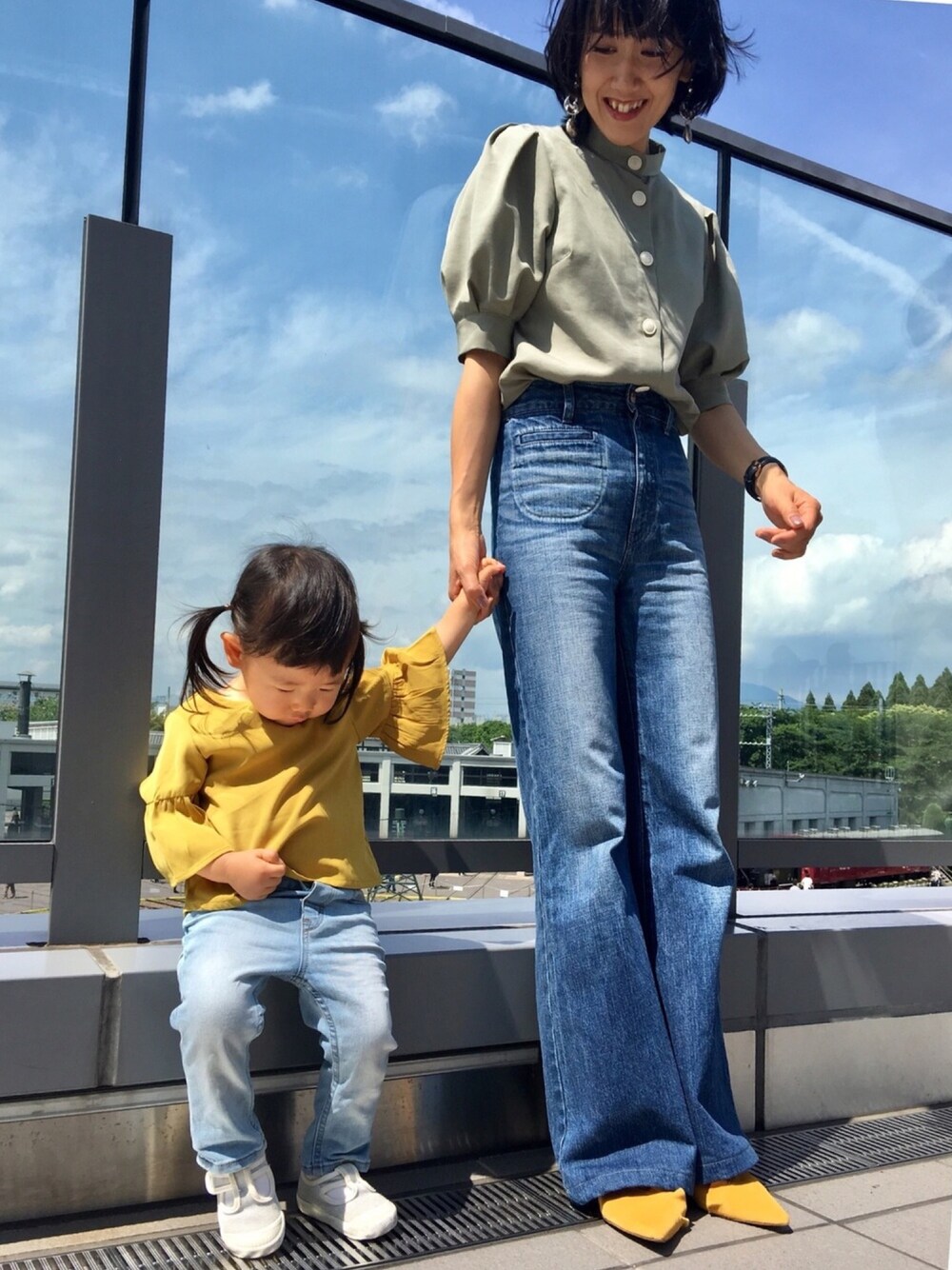 「オトナカジュアル、ブラウス、リンクコーデ、バブーシュ、袖フリル、バルーンスリーブ、デニム、パフスリーブ、ハイウエスト」｜「BLACK BY MOUSSYのcolor scheme button sh（シャツ/ブラウス、グリーン系）」を使った、KIYOKOHさん（レディース・163cm）の夏コーディネートの1枚目の写真