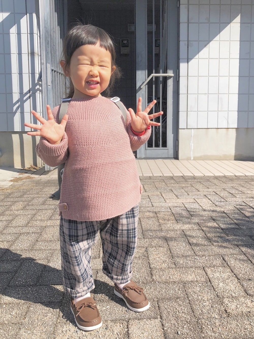 「秋コーデ、シンプル、チェックパンツ、リュック、モカシン、ピンク、ゆるコーデ、ゆるニット」｜「ZARAのアイテム（ニット/セーター、ピンク系）」を使った、KIYOKOHさん（キッズ・90cm）の秋コーディネートの1枚目の写真