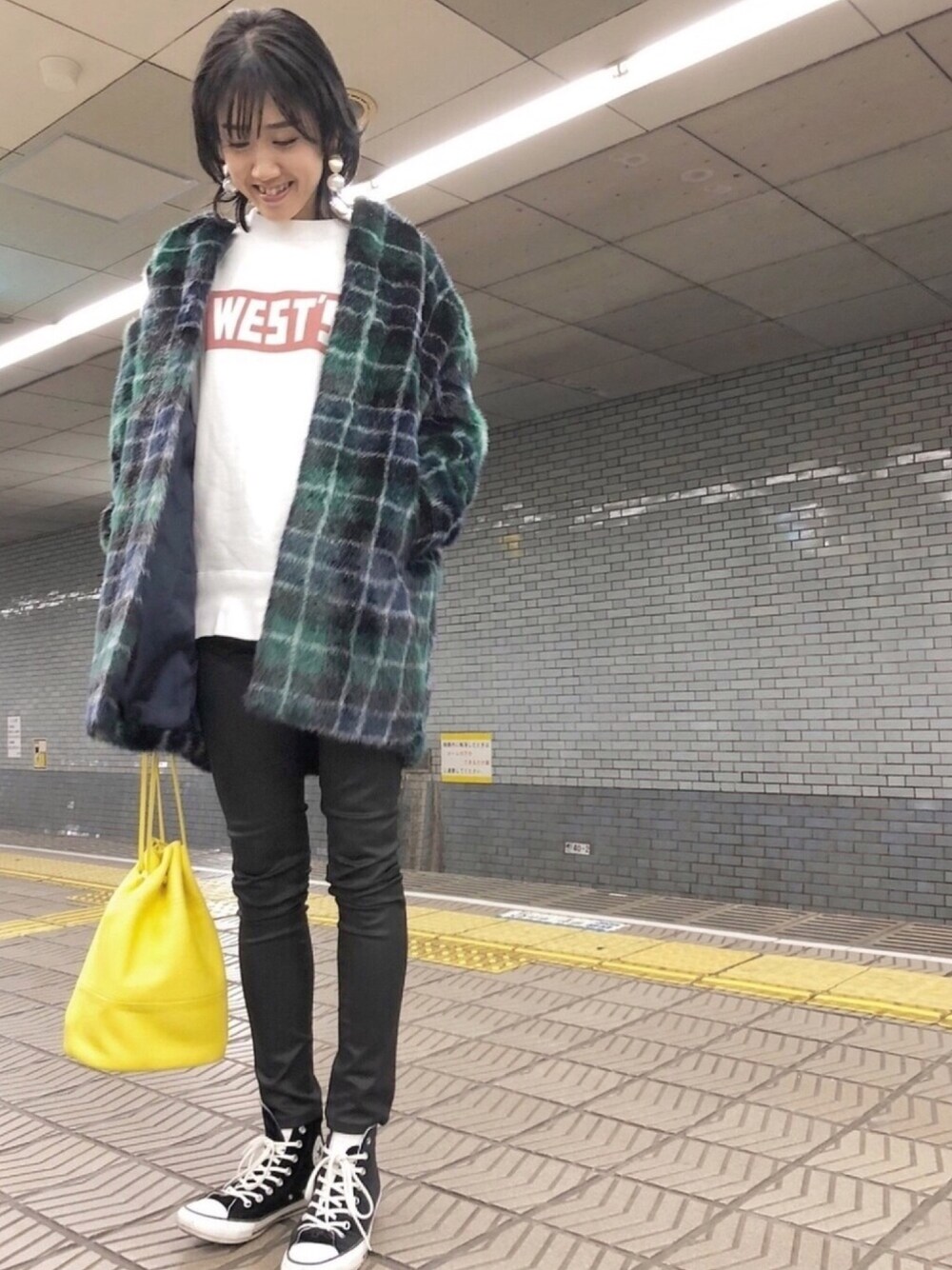 レッド系のスウェット、ブルー系のその他アウター、ブラック系のその他パンツを着用したレディースの秋コーディネートの1枚目の写真