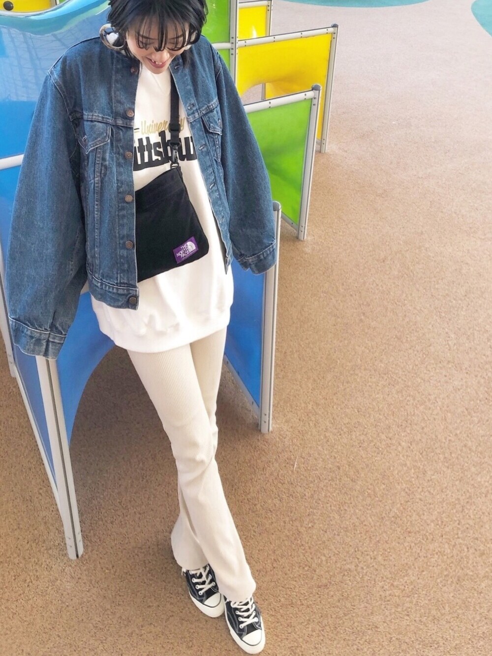 「ボリューム袖、デニムジャケット、ニットパンツ、ロゴスウェット、オーバーサイズ、サコッシュ、converse、ワントーンコーデ、ママコーデ」｜「77circaのアイテム（デニムジャケット、ブルー系）」を使った、KIYOKOHさん（キッズ・163cm）の春コーディネートの1枚目の写真