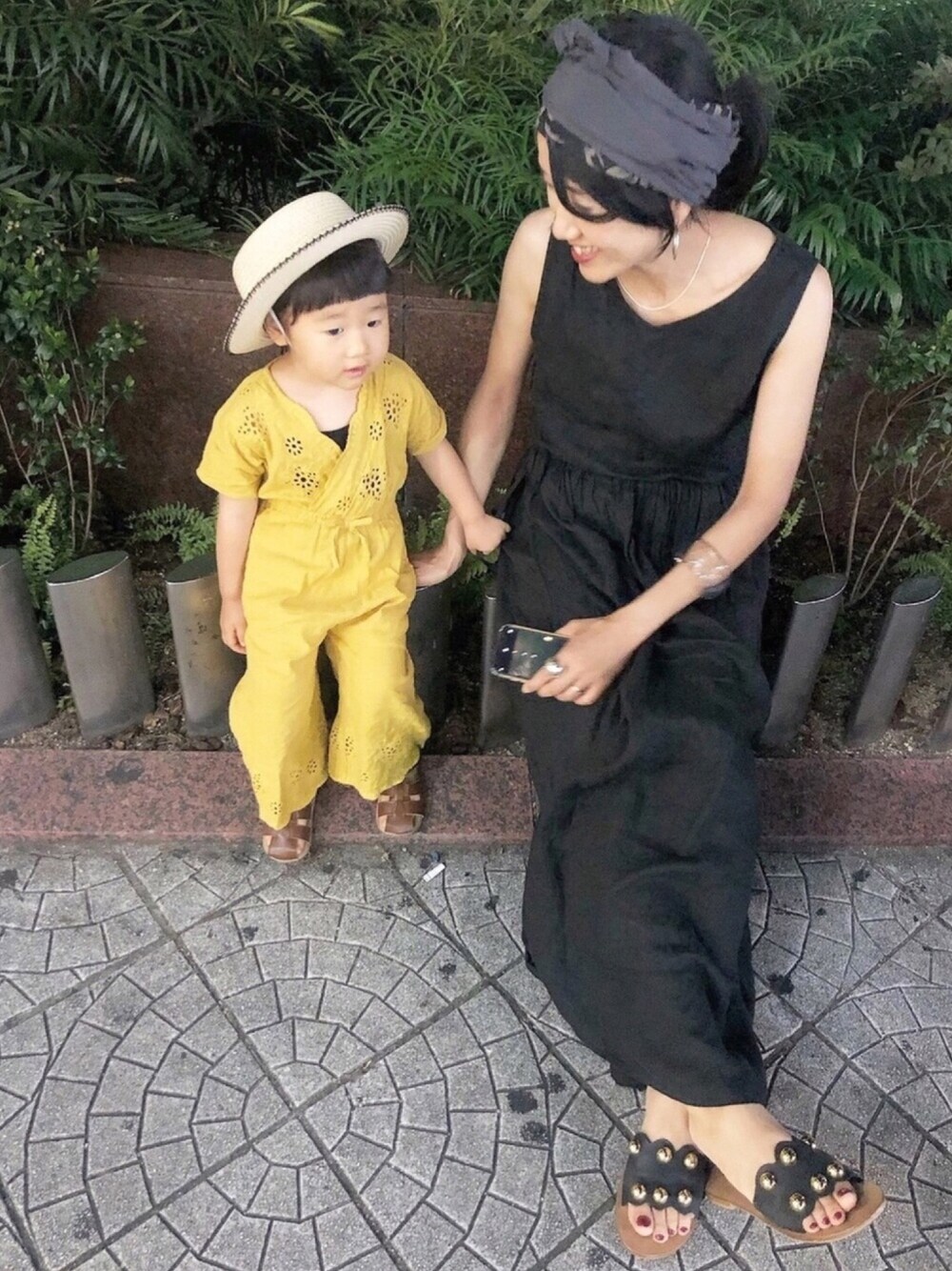 「マキシ丈ワンピース、オールインワン、ターバン、カンカン帽、麦わら帽子、サンダル、ブラック、オールブラック、リネン」｜「ADAM ET ROPE'のノスタルジックフラワーカチューム（ヘアバンド、グレー系）」を使った、KIYOKOHさん（キッズ・163cm）の夏コーディネートの1枚目の写真