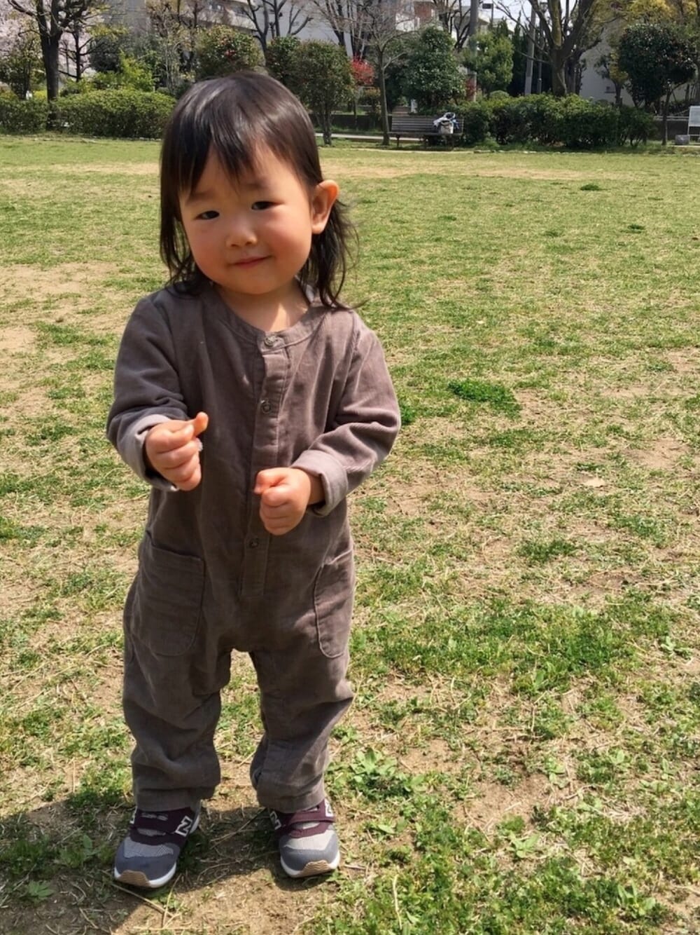 「シンプル、オールインワン、ニューバランス、公園、赤ちゃんコーデ、春コーデ、ワントーンコーデ」｜「NEW BALANCEのFS996（スニーカー、グレー系）」を使った、KIYOKOHさん（キッズ・80cm）の春コーディネートの1枚目の写真