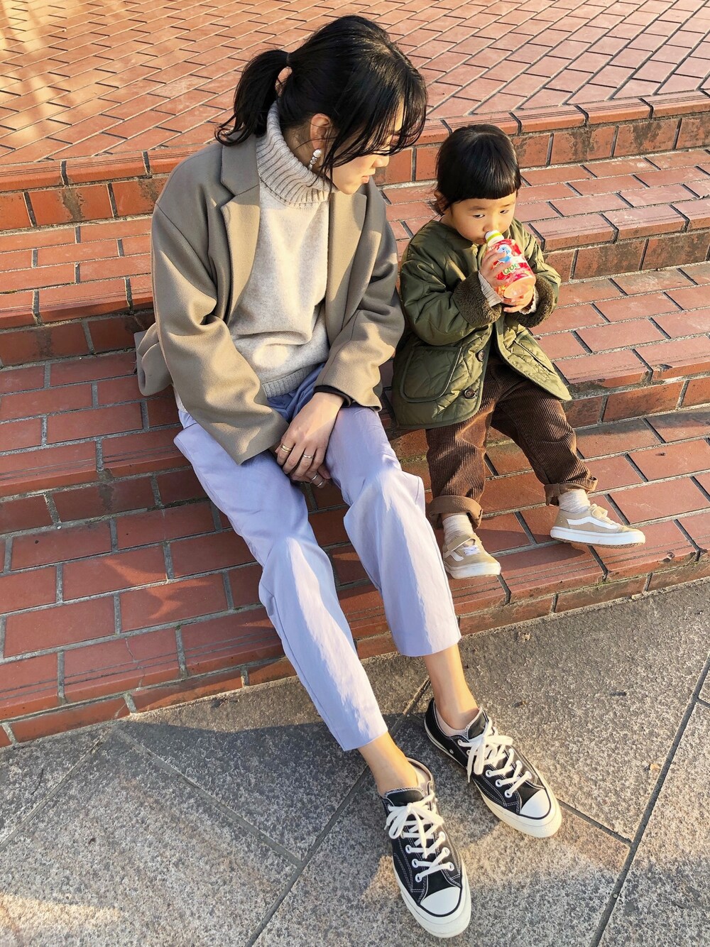 「ブラウン色に染まれ、サテンパンツ、チェスターコート、タートルネック、converse、パープル、オトナカジュアル、サロペット、キルティングジャケット」｜「FRAMeWORKのBELLANDI ウールメルトンテーラードコート◆（チェスターコート、ブラウン系）」を使った、KIYOKOHさん（キッズ・163cm）の冬コーディネートの1枚目の写真