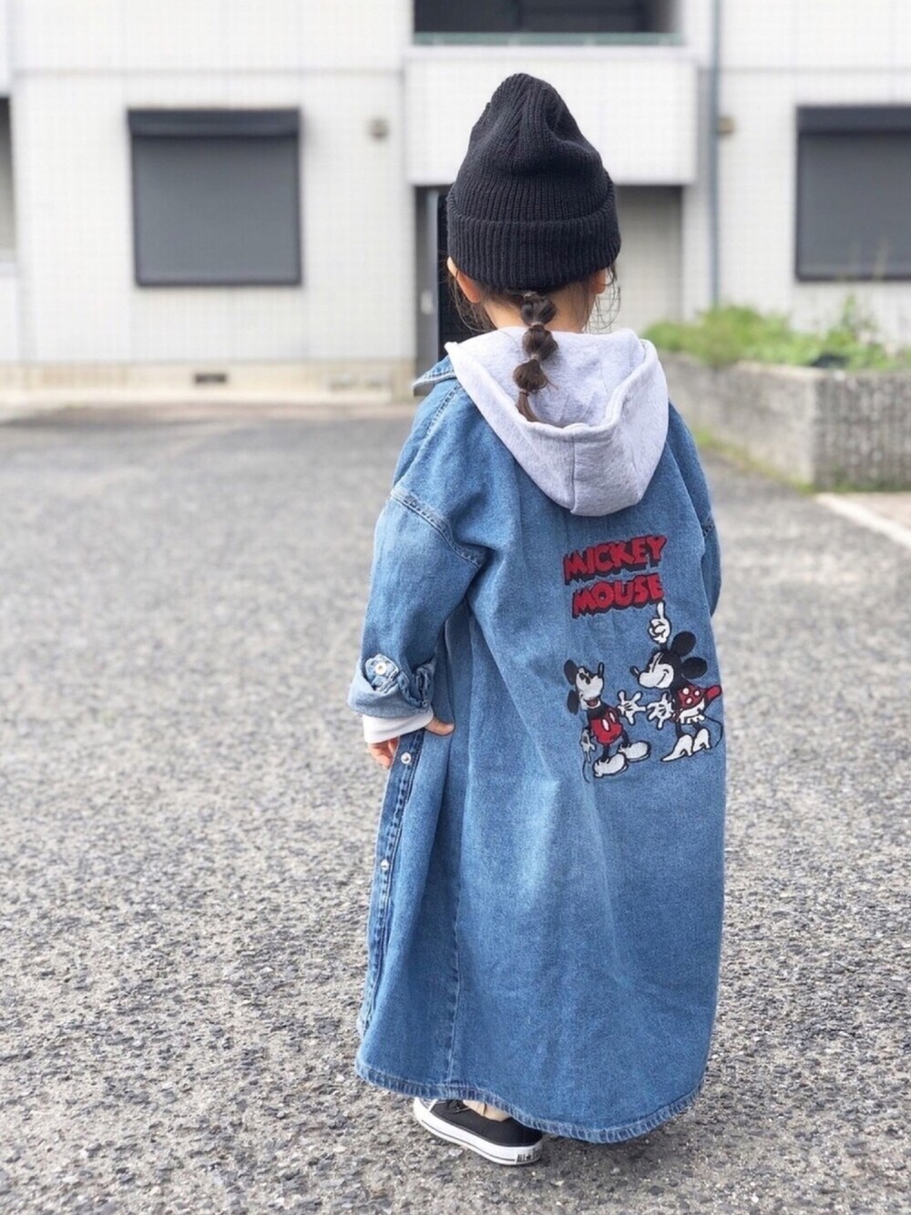 「チノパン、ロングコート、デニムジャケット、ロンT、ロゴT、ニット帽、コンバース、バックプリント、デニム、ZARA」｜「ZARAのアイテム（その他アウター、ブルー系）」を使った、KIYOKOHさん（キッズ・90cm）の春コーディネートの1枚目の写真