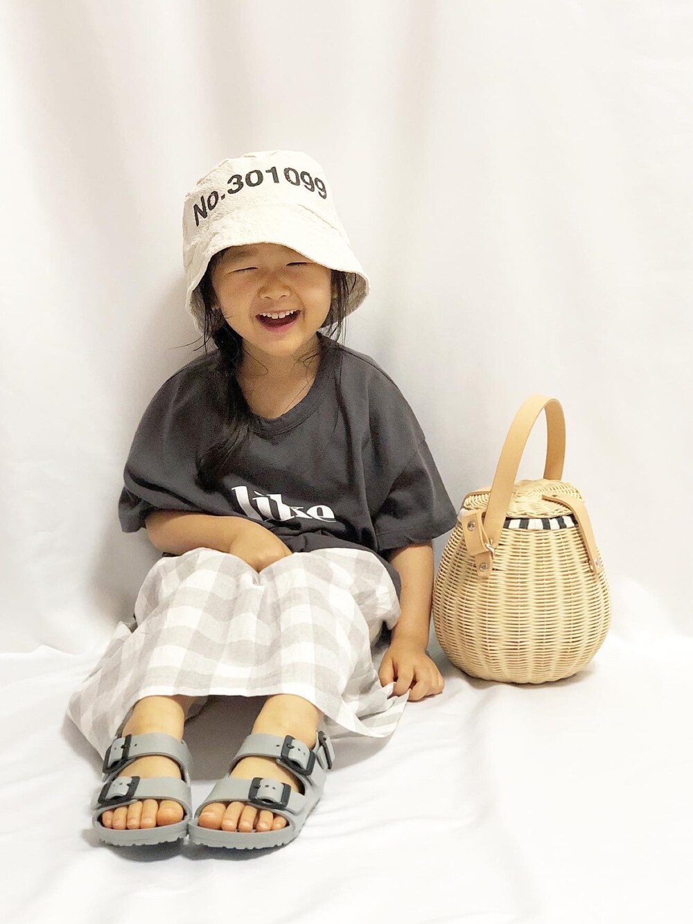 グレー系のTシャツ/カットソー、グレー系のスカート、グレー系のサンダルを着用したキッズの夏コーディネートの1枚目の写真