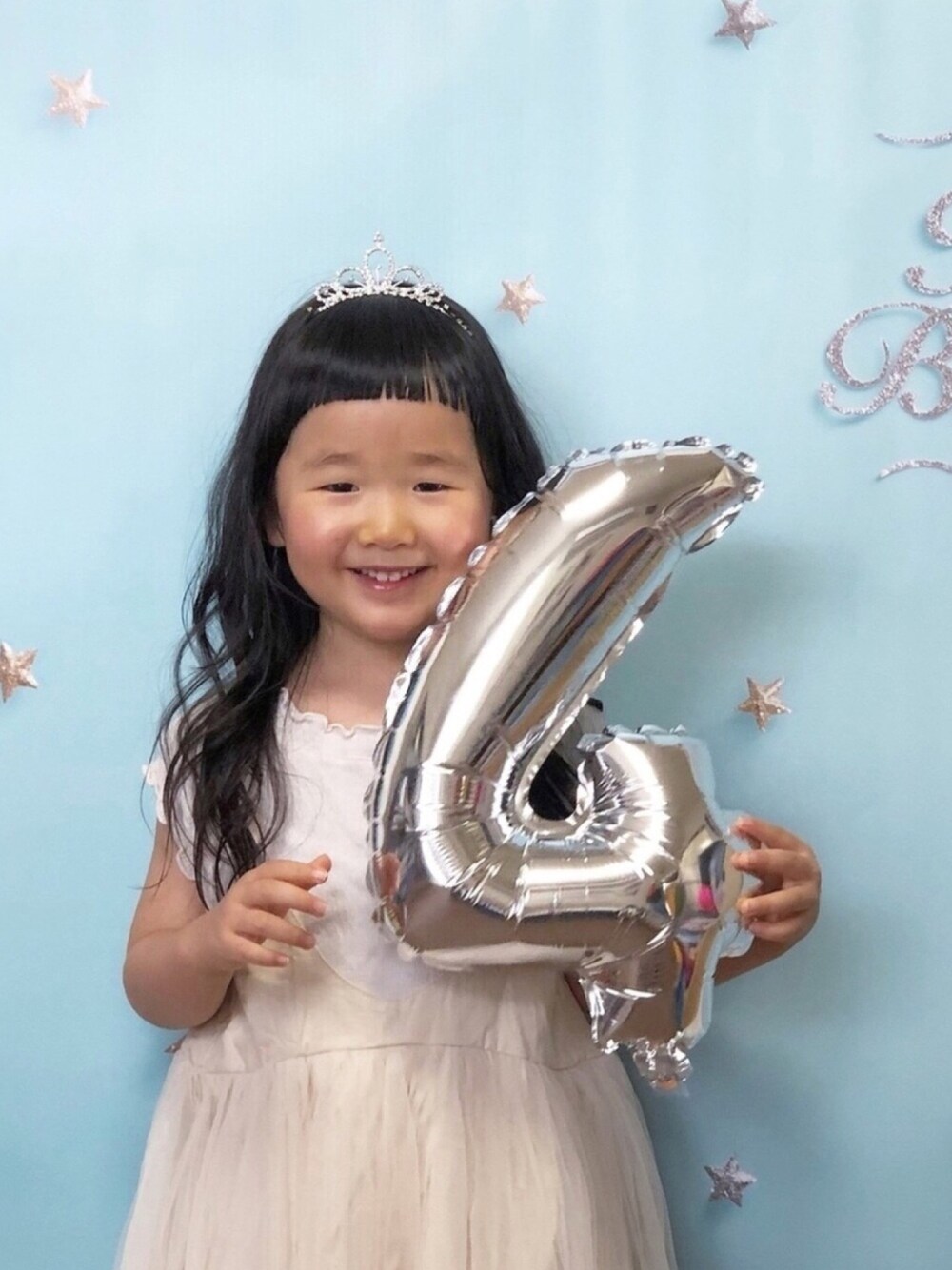 ホワイト系のTシャツ/カットソー、ベージュ系のワンピース/ドレス、ホワイト系のその他を着用したキッズの夏コーディネートの1枚目の写真