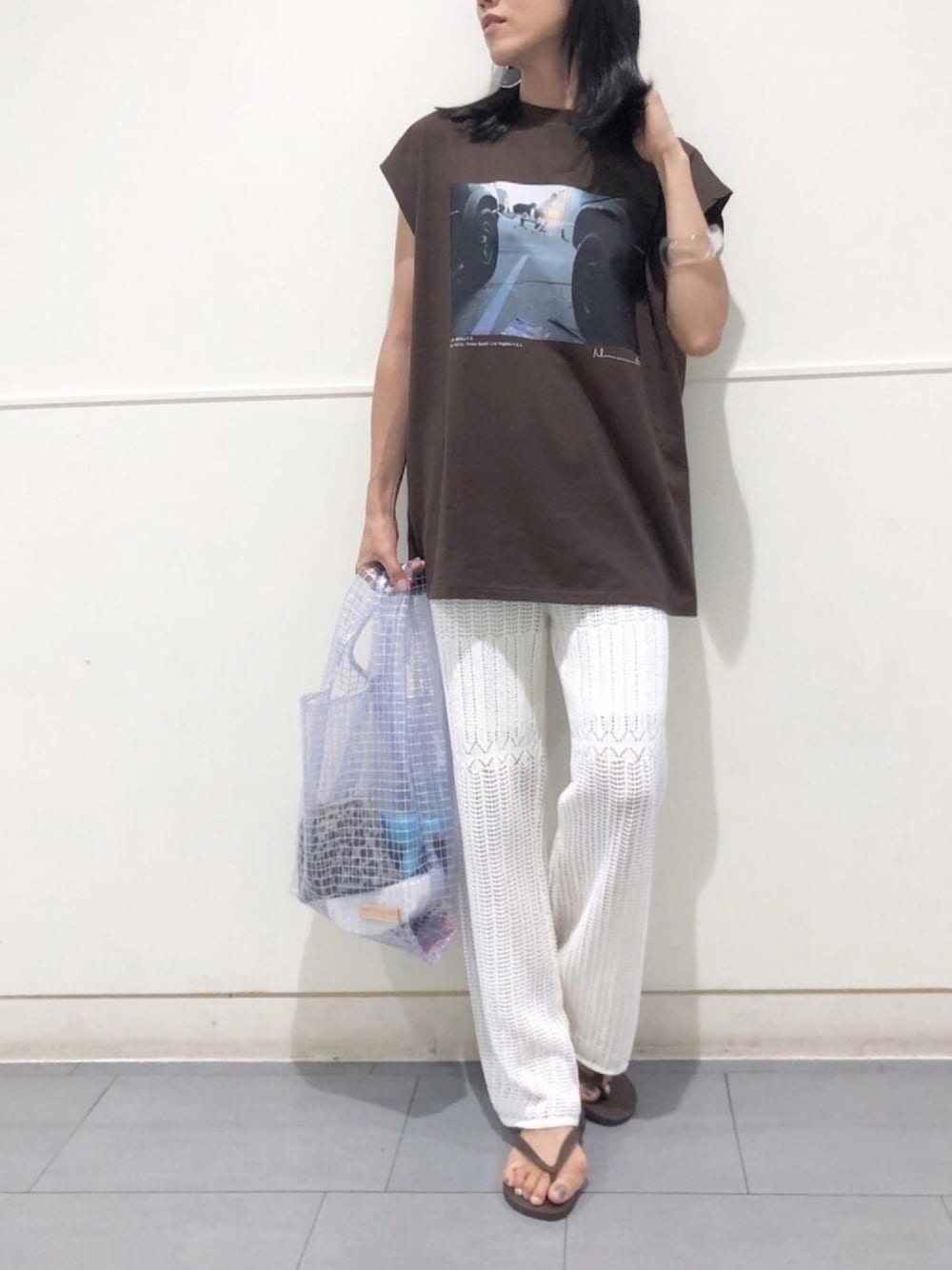 「シンプルコーデ、ビーチサンダル、サンダル、クリアバッグ、夏だ！Tシャツ着よう！、白パンツ、フォトT、ノースリーブ、夏セールで買いました、休日スタイル」｜「plageの*【JANE SMITH/ジェーンスミス】SP OVER ノースリーブ◆（Tシャツ/カットソー、ブラウン系）」を使った、KIYOKOHさん（キッズ・163cm）の夏コーディネートの1枚目の写真