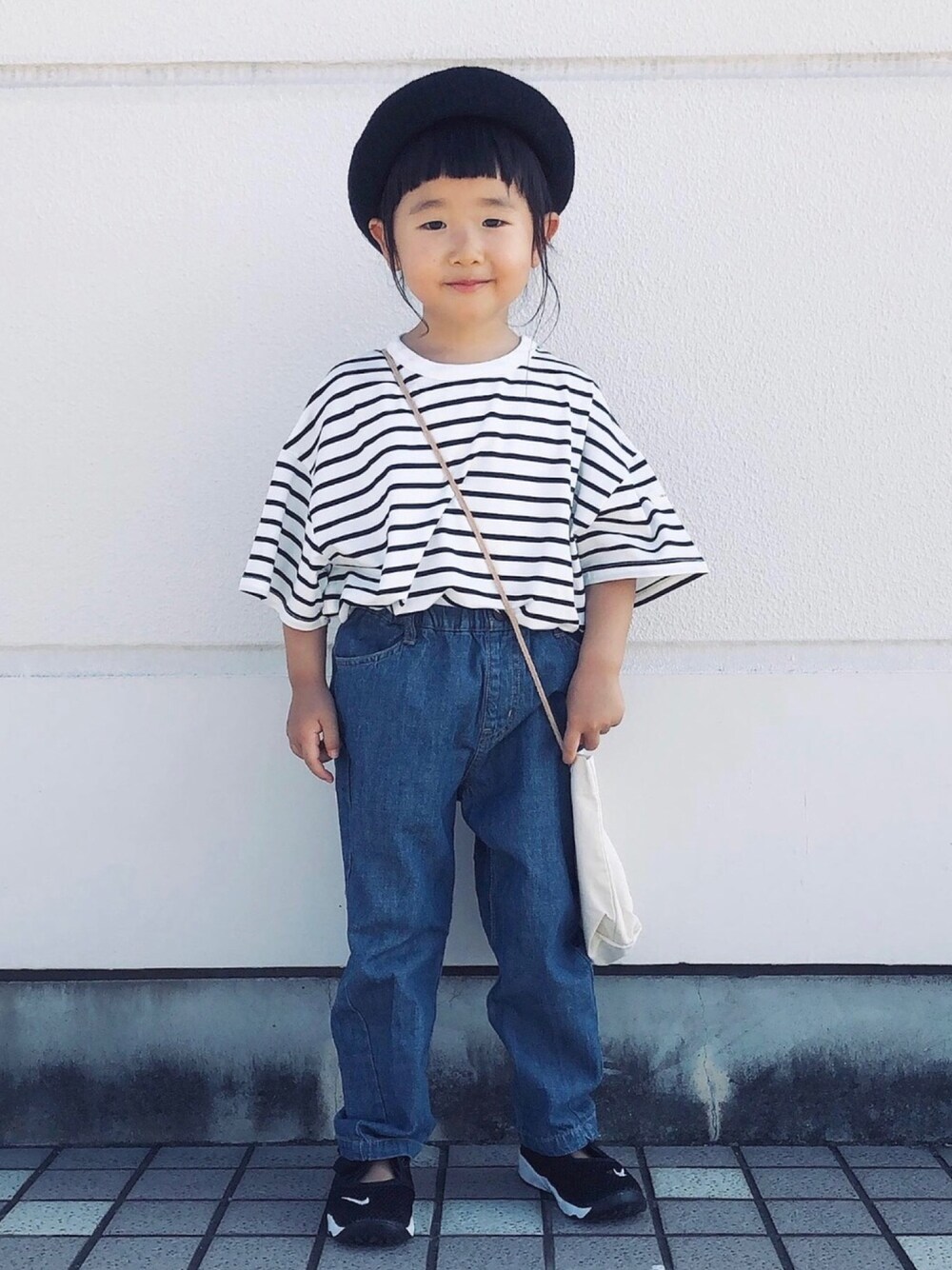 ブラック系のTシャツ/カットソー、ブルー系のその他パンツ、ホワイト系のショルダーバッグを着用したキッズの夏コーディネートの1枚目の写真