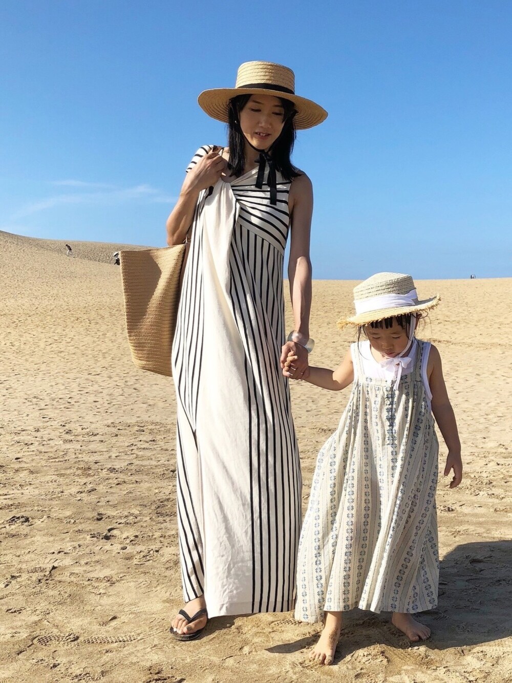「カンカン帽、ワンピース、サンダル、ビーチサンダル、韓国子供服、ロングワンピース、かごバッグ、花柄ワンピース」｜「plageのナチュラル（ワンピース/ドレス、ホワイト系）」を使った、KIYOKOHさん（キッズ・100cm）の夏コーディネートの1枚目の写真